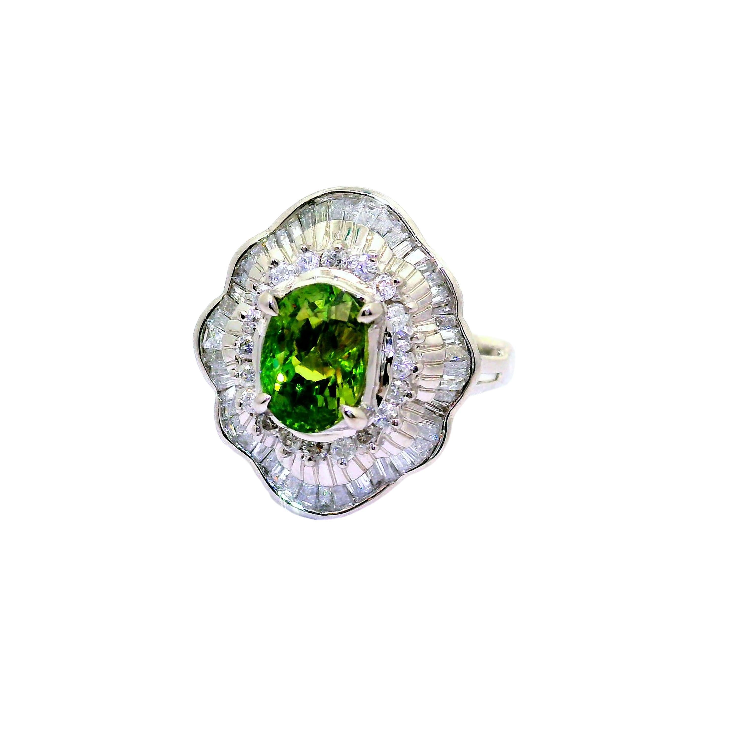 Un anello contemporaneo realizzato in platino, con un'affascinante alessandrite di 2,14 carati dal taglio ovale. L'alessandrite mostra un vibrante colore verde che cambia in un rosa tenue alla luce incandescente ed è circondata da 0,90 carati di