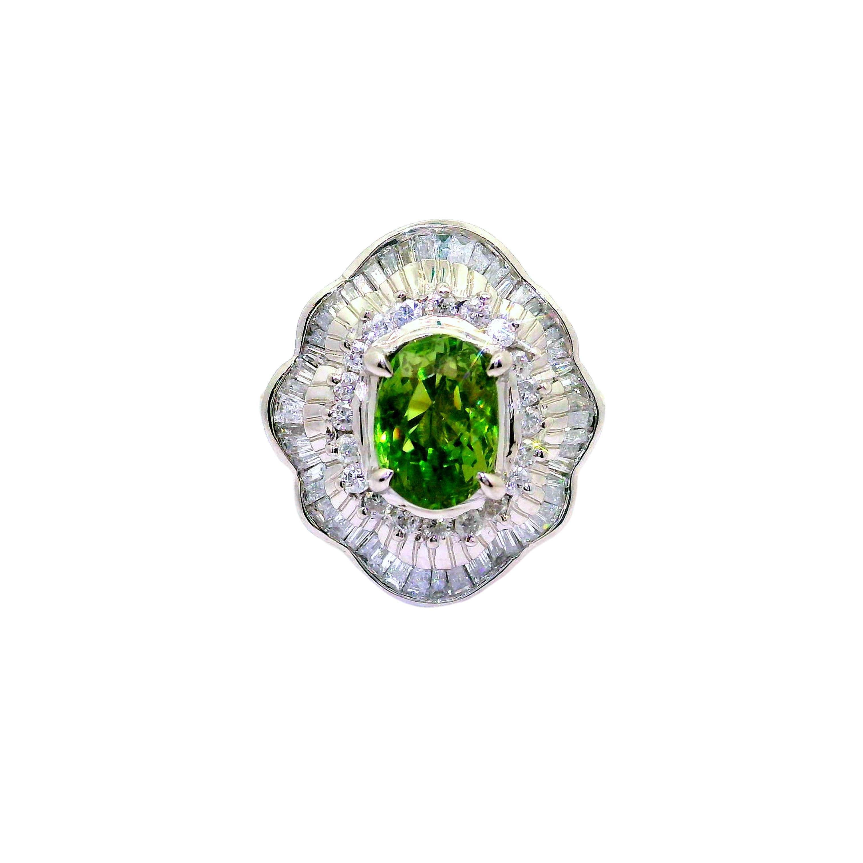 Contemporaneo Anello aureolato in platino con diamante alessandrite di Ceylon da 2,14 carati, certificato GIA in vendita