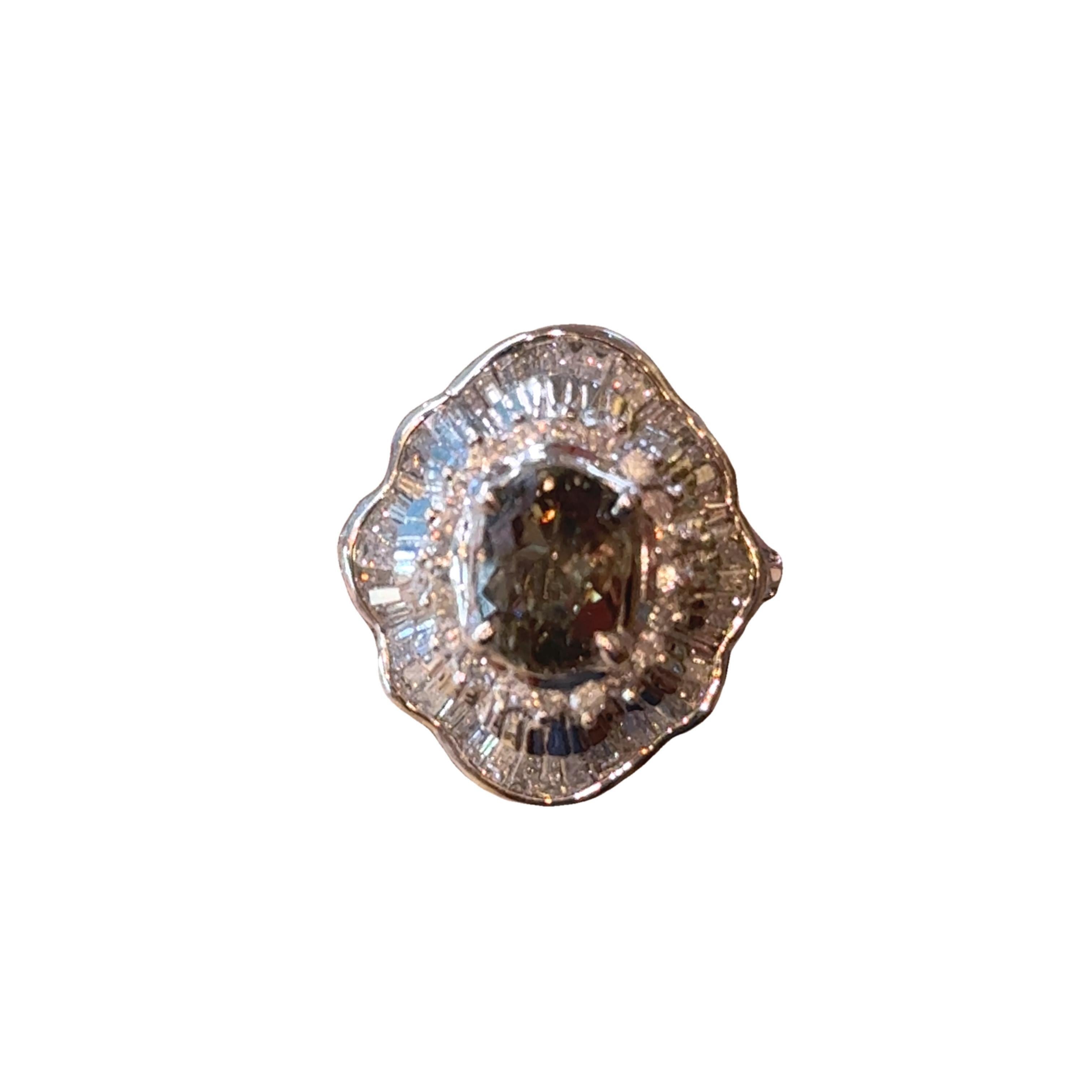 Taglio ovale Anello aureolato in platino con diamante alessandrite di Ceylon da 2,14 carati, certificato GIA in vendita