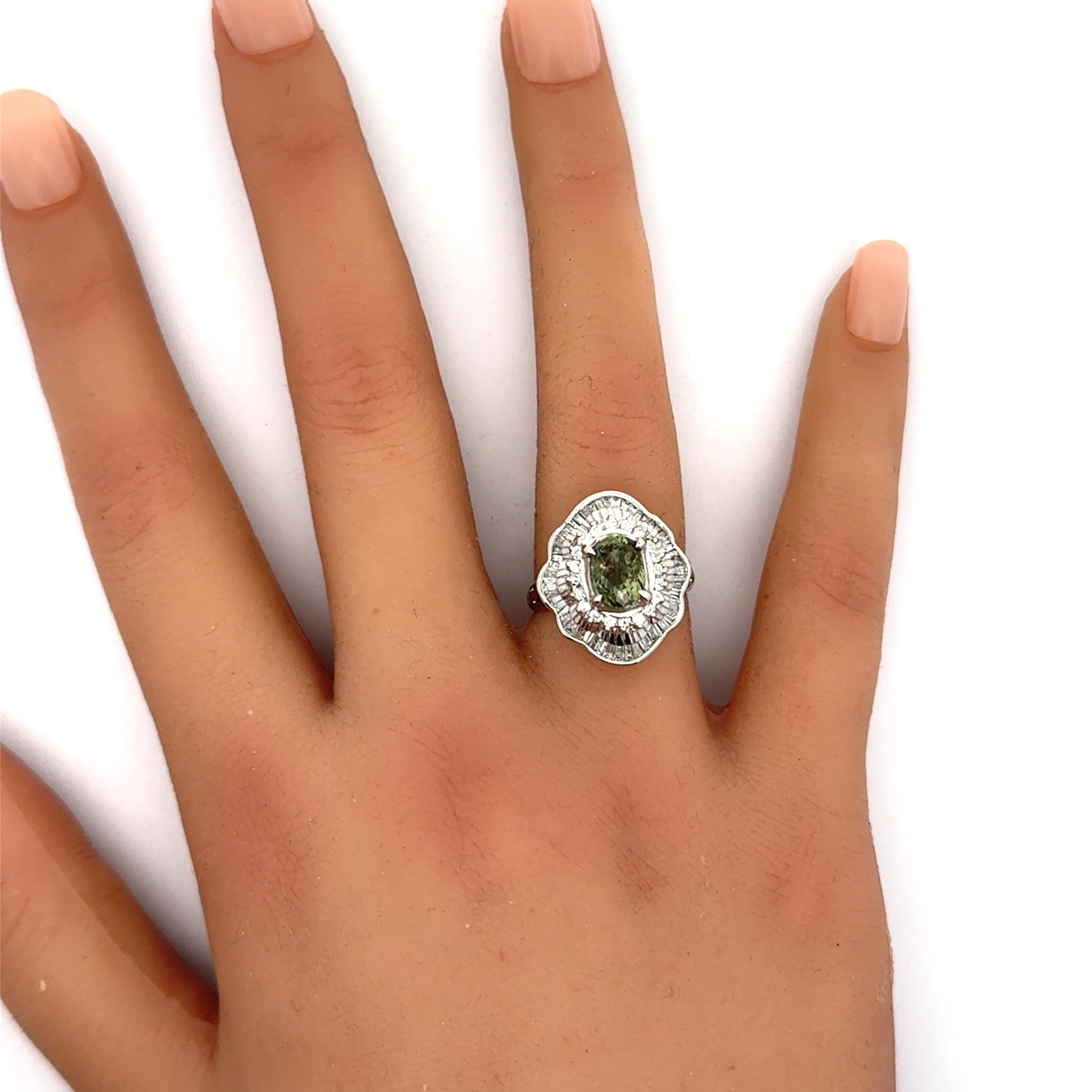 Anello aureolato in platino con diamante alessandrite di Ceylon da 2,14 carati, certificato GIA In condizioni ottime in vendita a Beverly Hills, CA