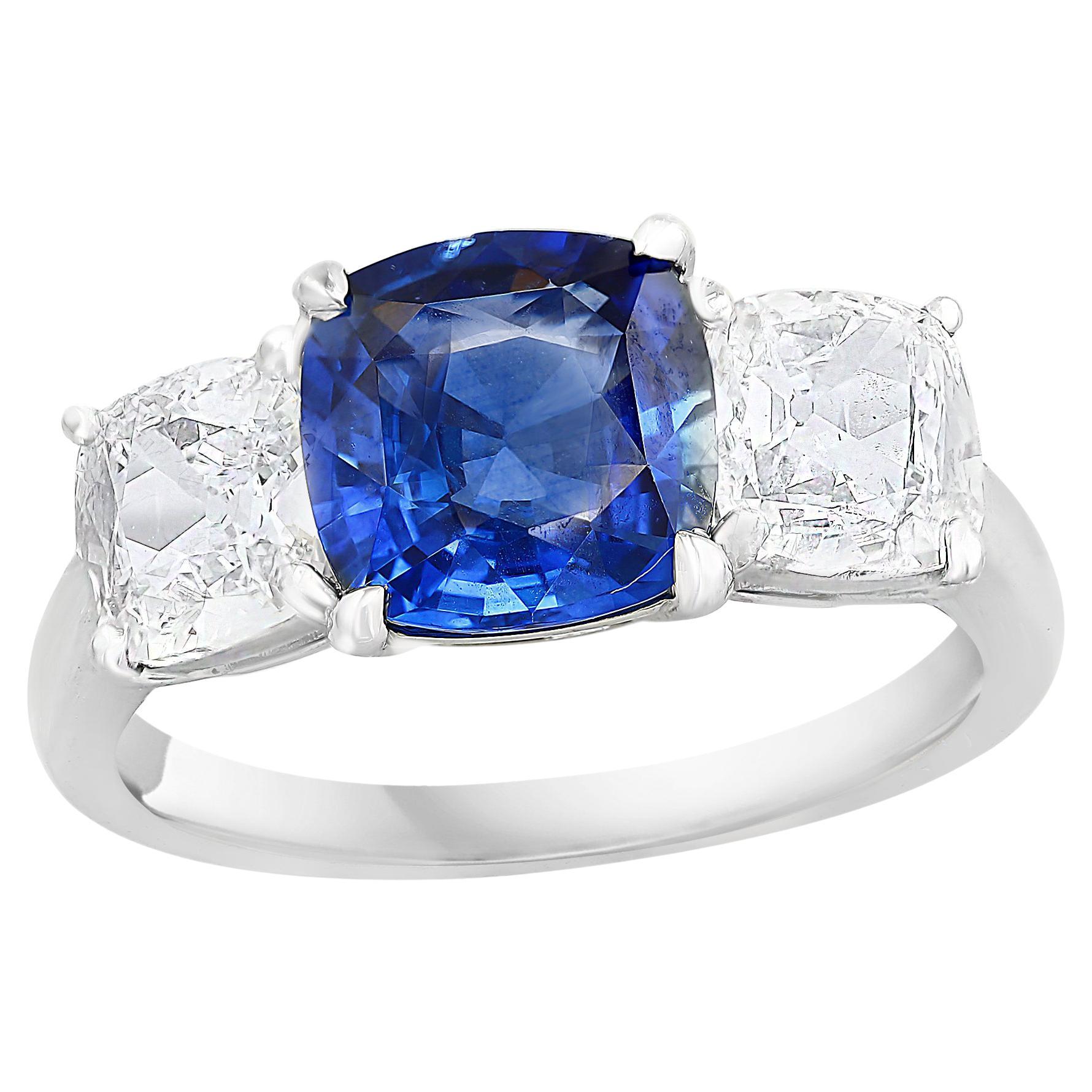 Anillo de platino de compromiso de tres piedras con zafiro y diamantes talla cojín de 2,14 quilates