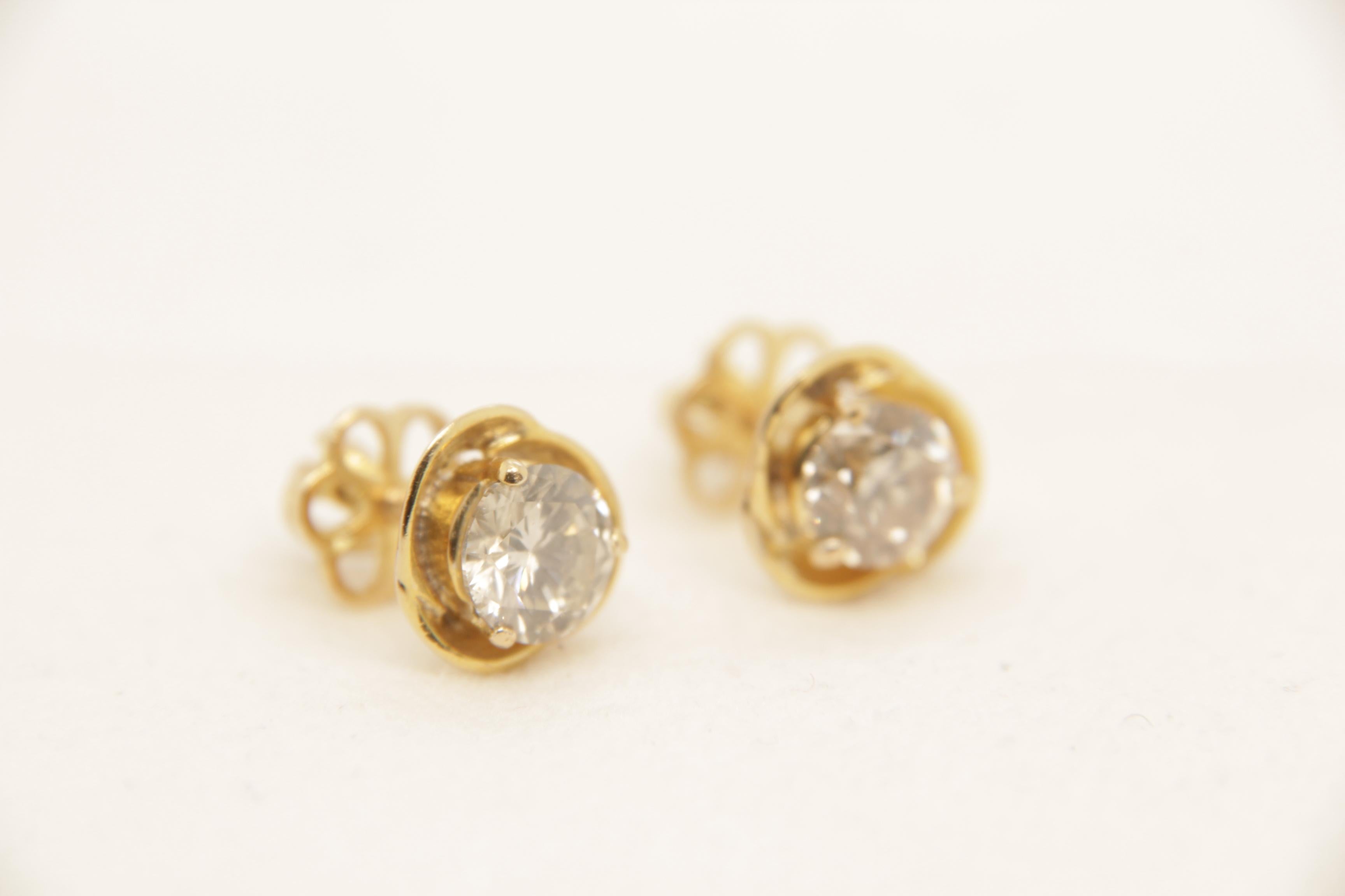 Round Cut 2.14 Carat Diamond Earring in 18 Karat Gold For Sale