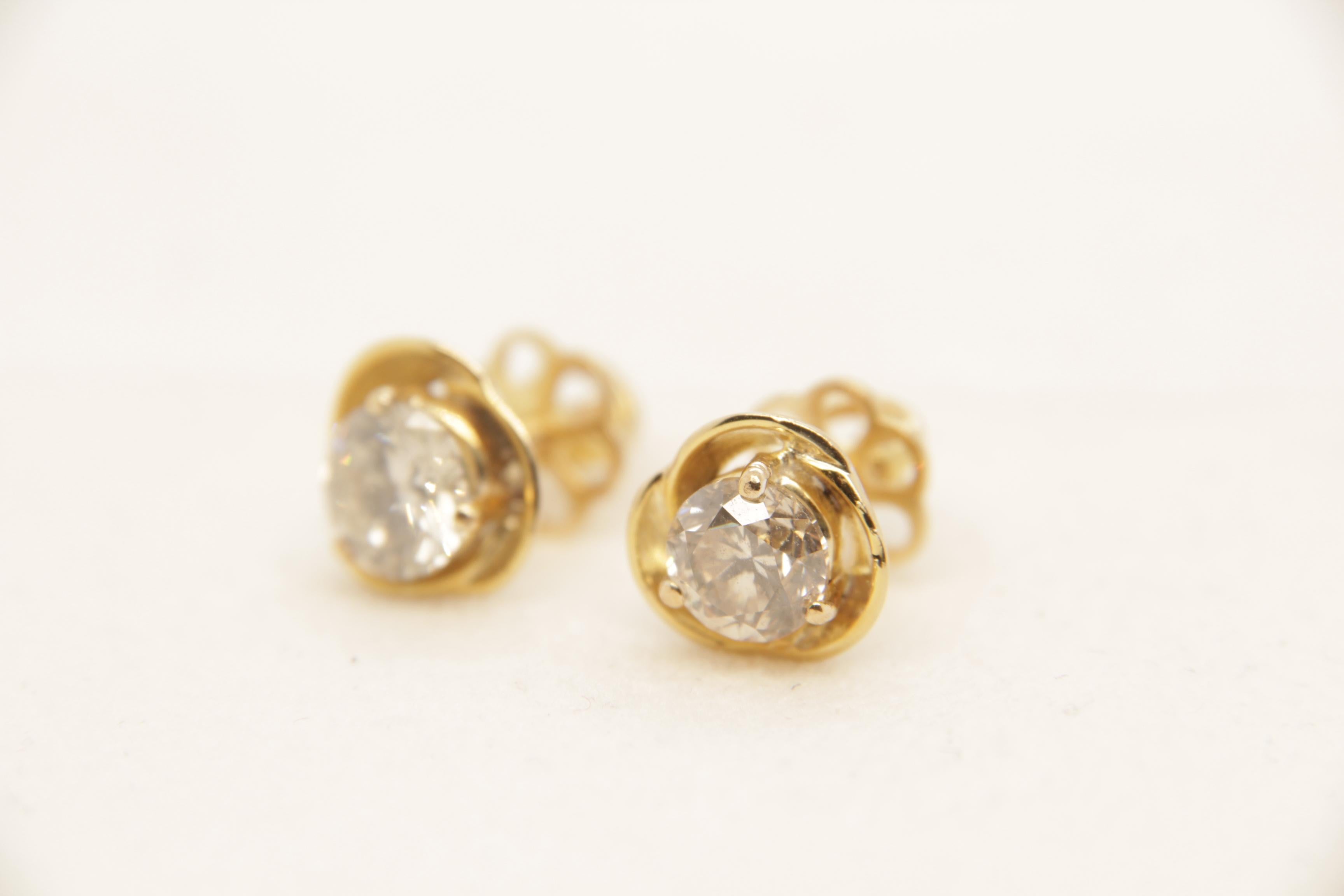 2.14 Carat Diamond Earring in 18 Karat Gold In New Condition For Sale In Bangkok, TH