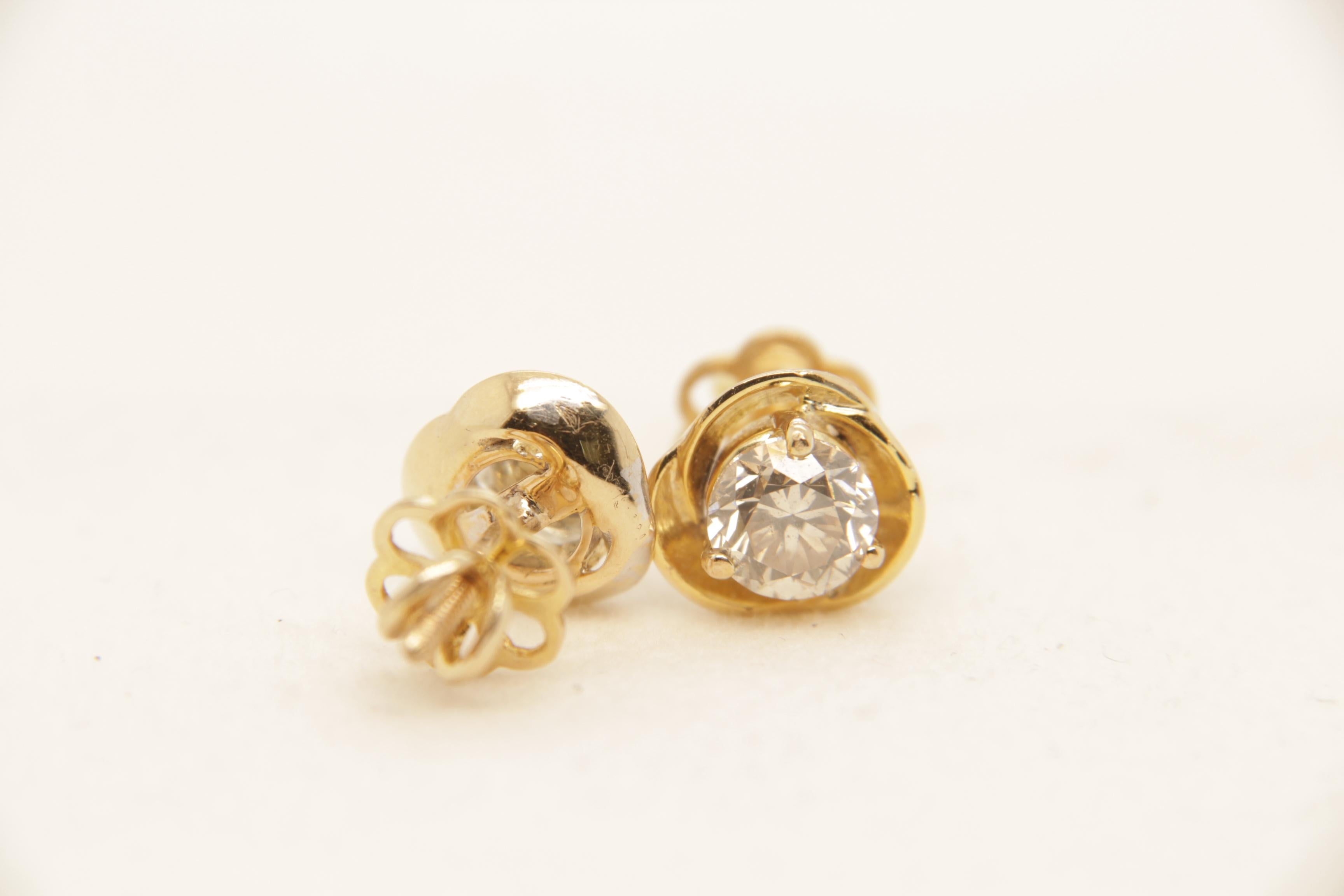 2.14 Carat Diamond Earring in 18 Karat Gold For Sale 2
