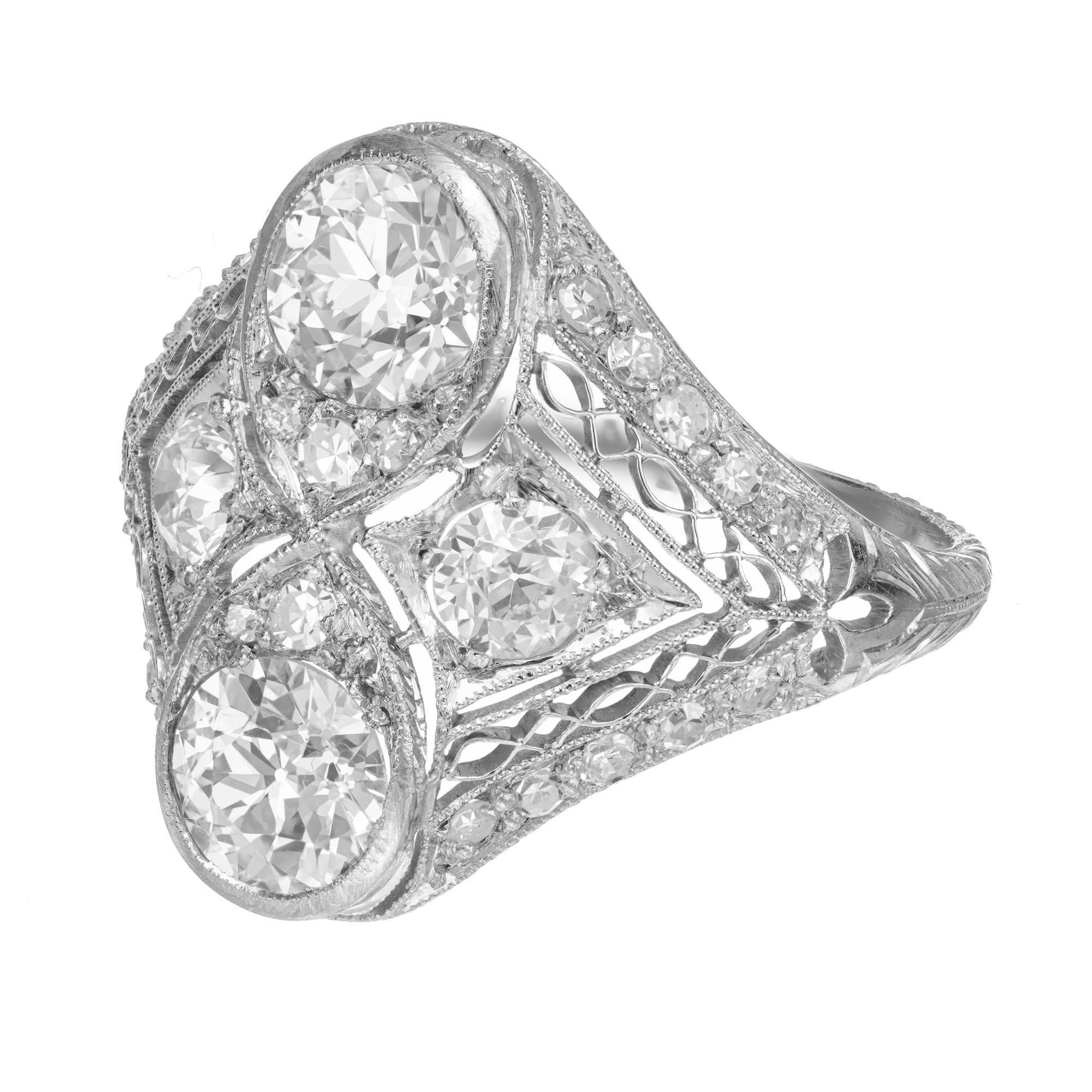 Edwardianischer Diamantring. 2 Mittelelemente mit altem europäischem Schliff und zwei runde Diamanten mit altem europäischem Schliff in einer filigranen Platinfassung mit 20 Akzentdiamanten. um 1910.

2 Diamanten im alten europäischen Schliff,