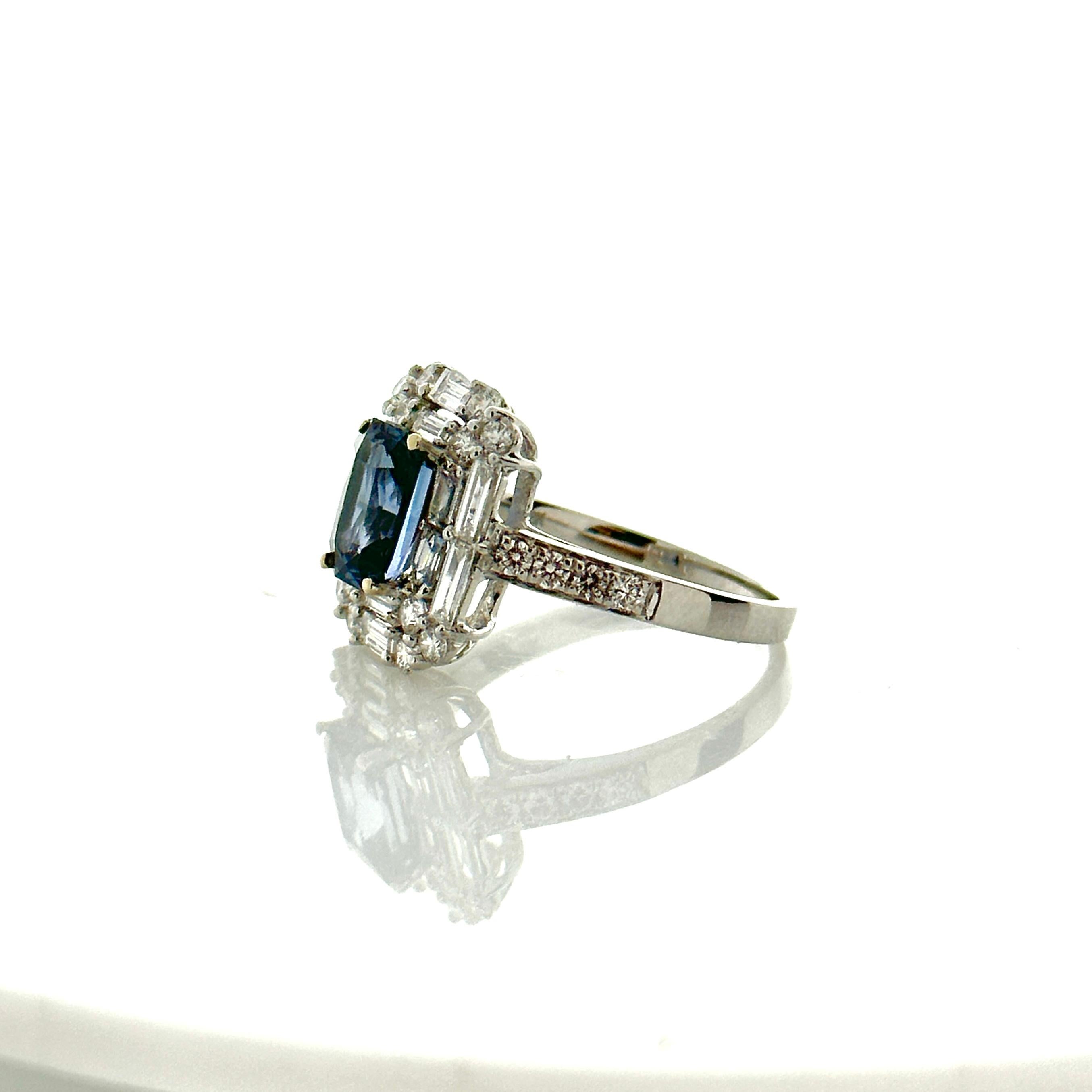 Il s'agit d'une bague de cocktail qui met en valeur un spinelle violet bleuté de 2,14 carats taillé en coussin. La gemme provient du Sri Lanka ; sa transparence et son éclat sont excellents. Elle est ornée de diamants sur la bande et autour de la