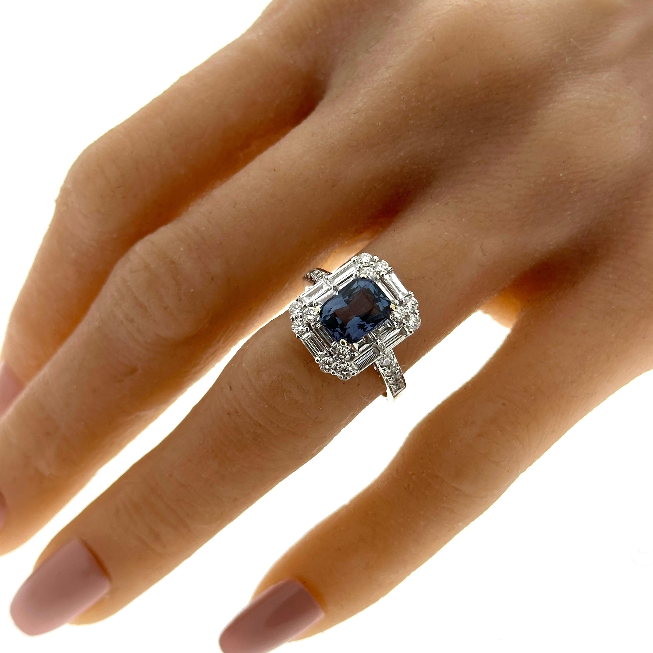 Contemporain Bague en or blanc 18 carats avec spinelle bleue taille émeraude de 2,14 carats et diamants