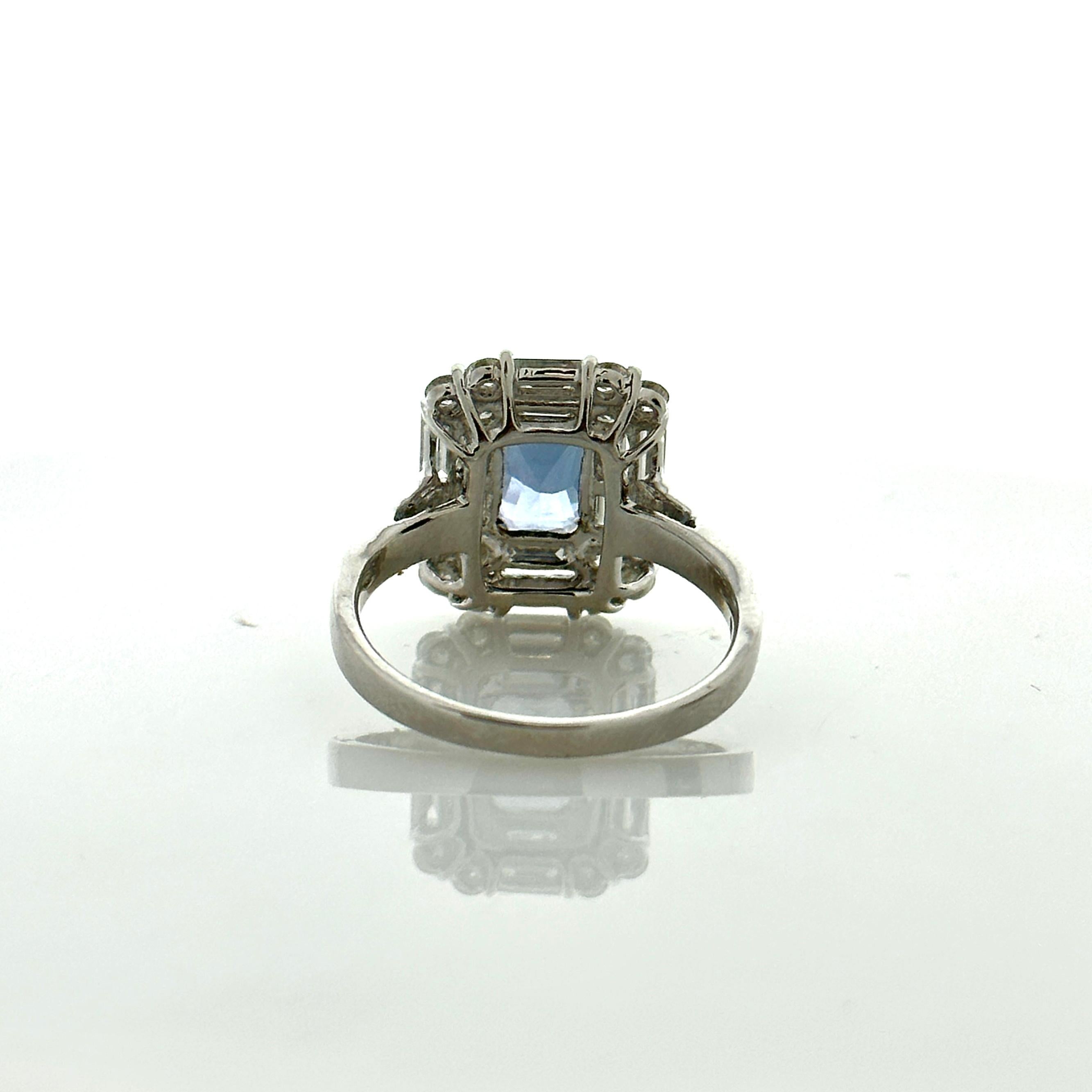 Taille coussin Bague en or blanc 18 carats avec spinelle bleue taille émeraude de 2,14 carats et diamants