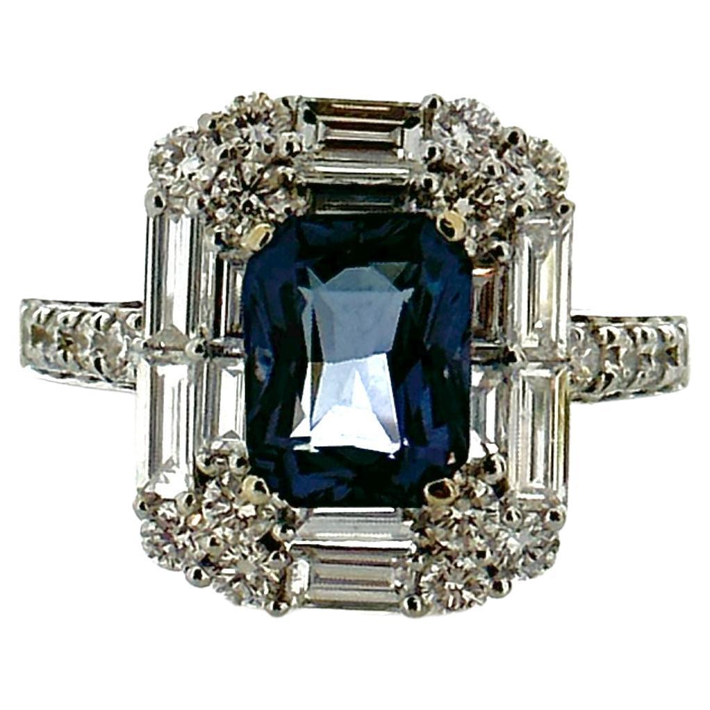 Bague en or blanc 18 carats avec spinelle bleue taille émeraude de 2,14 carats et diamants