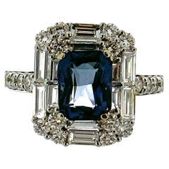 Bague en or blanc 18 carats avec spinelle bleue taille émeraude de 2,14 carats et diamants
