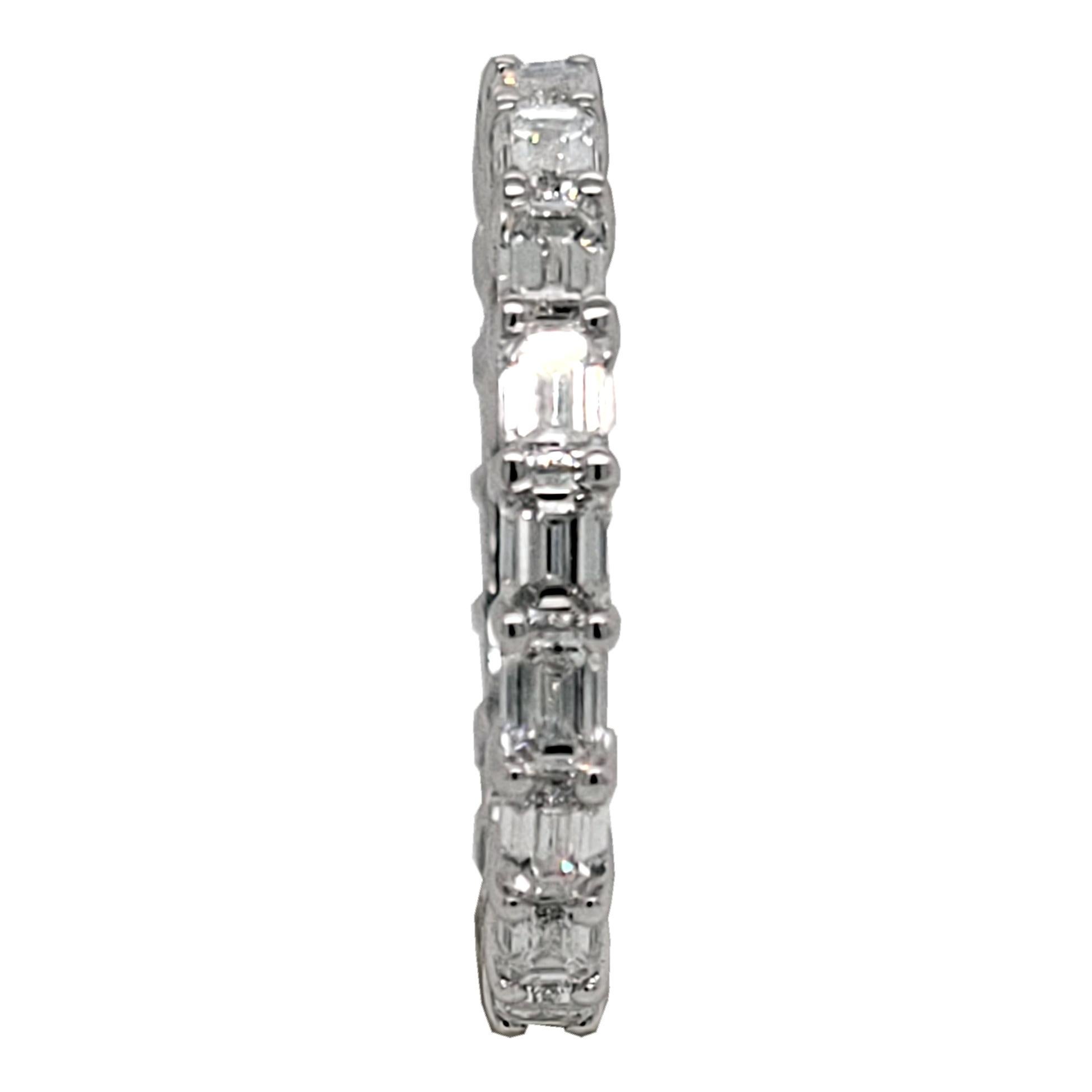 Cette magnifique bague d'éternité en or blanc 18 carats met en valeur 20 diamants taille émeraude VS/E-F parfaitement assortis, sertis à l'aide de griffes partagées.
Poids total des diamants : 2,14 ct Clarté : VS, Couleur : E-F
Poids total de la