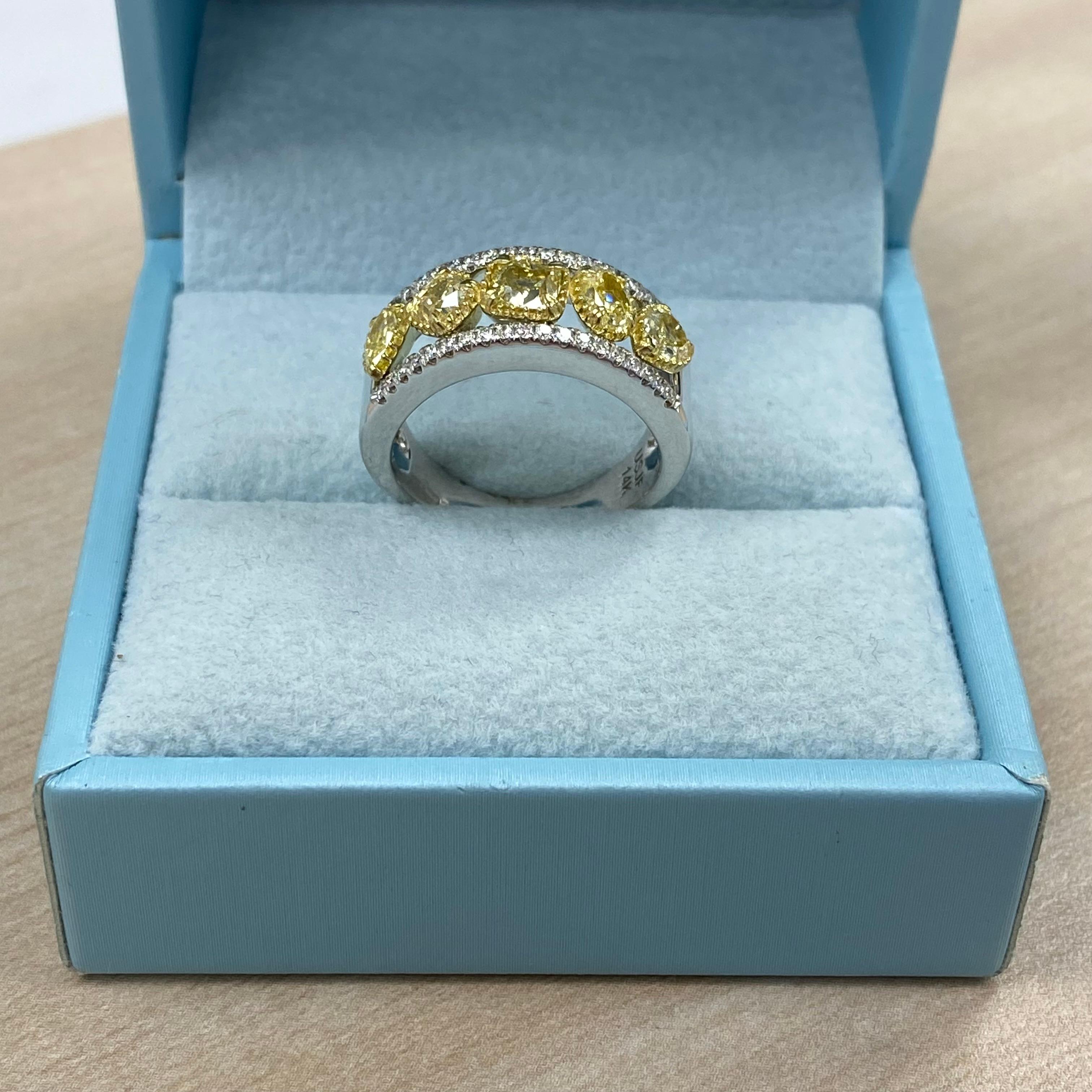 Alliance en or blanc 14 carats avec diamants jaunes multiformes de 2,14 carats en vente 4