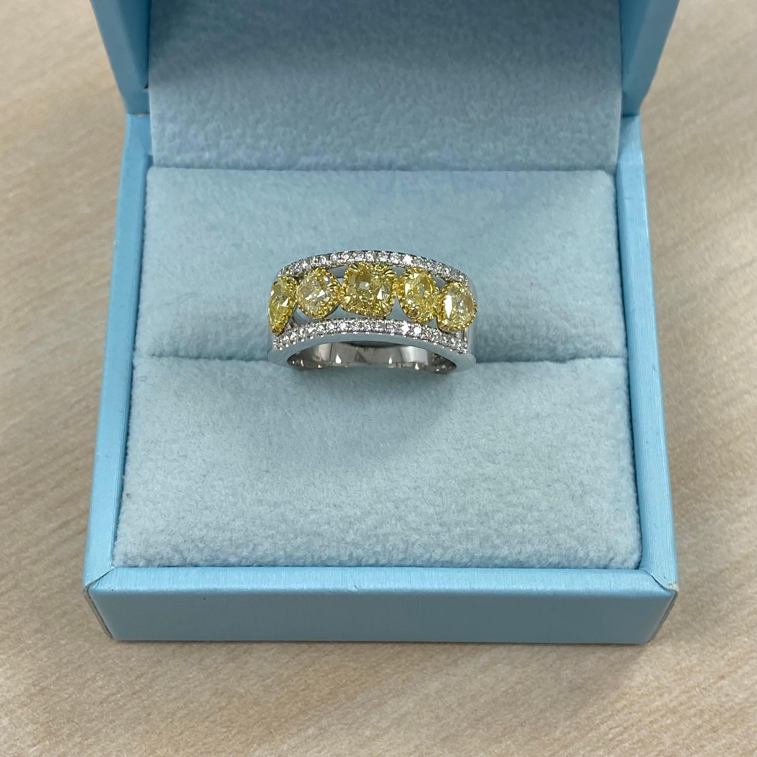 Alliance en or blanc 14 carats avec diamants jaunes multiformes de 2,14 carats en vente 5