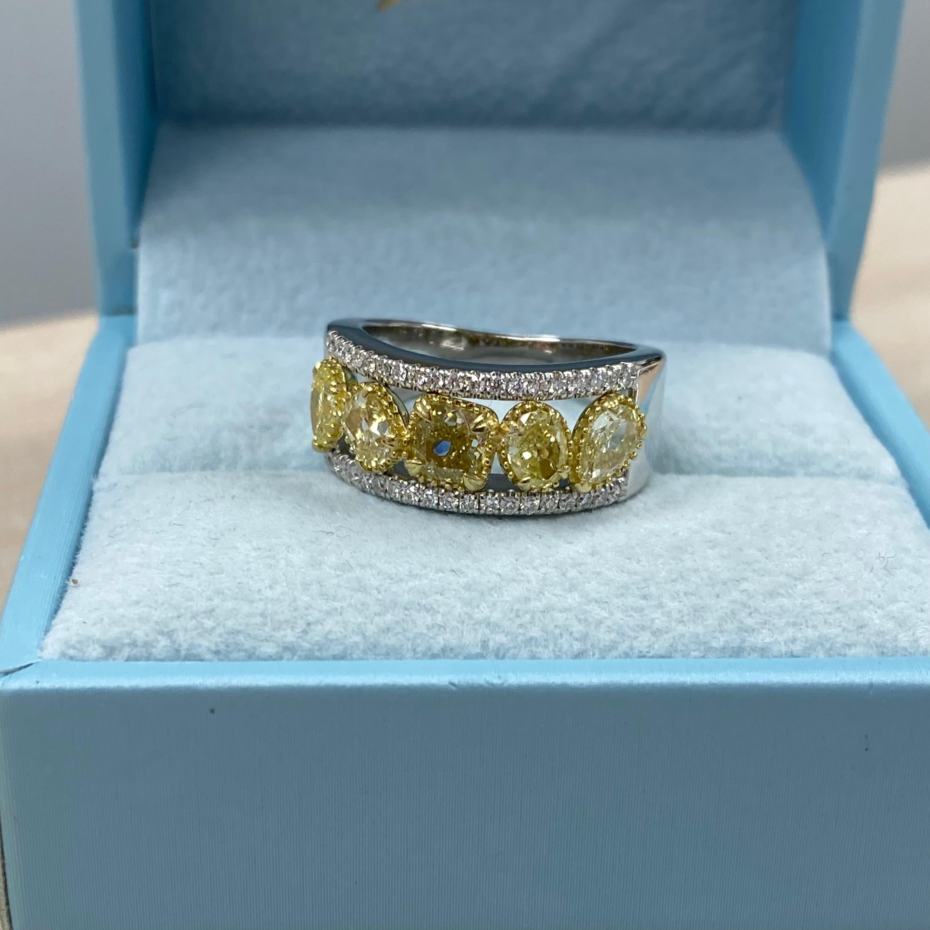 Moderne Alliance en or blanc 14 carats avec diamants jaunes multiformes de 2,14 carats en vente