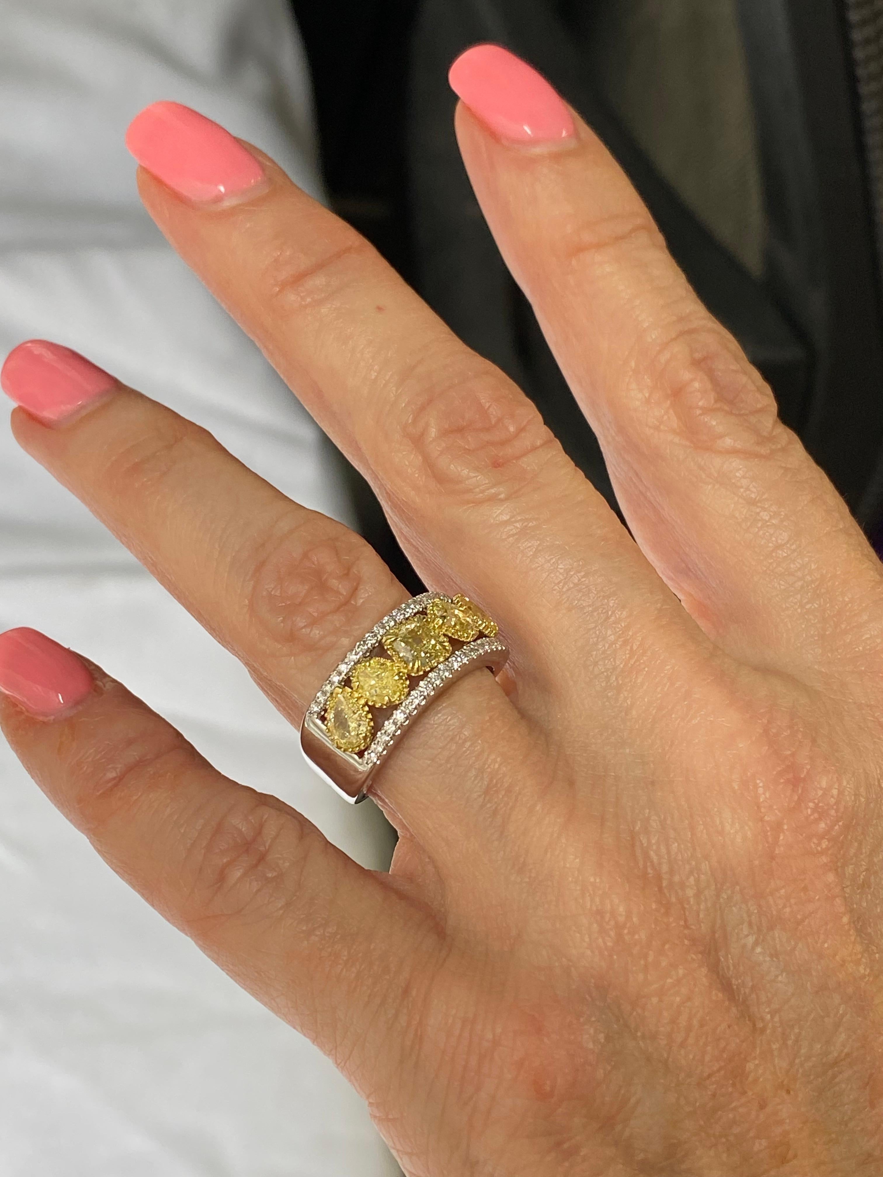 Alliance en or blanc 14 carats avec diamants jaunes multiformes de 2,14 carats Neuf - En vente à New York, NY