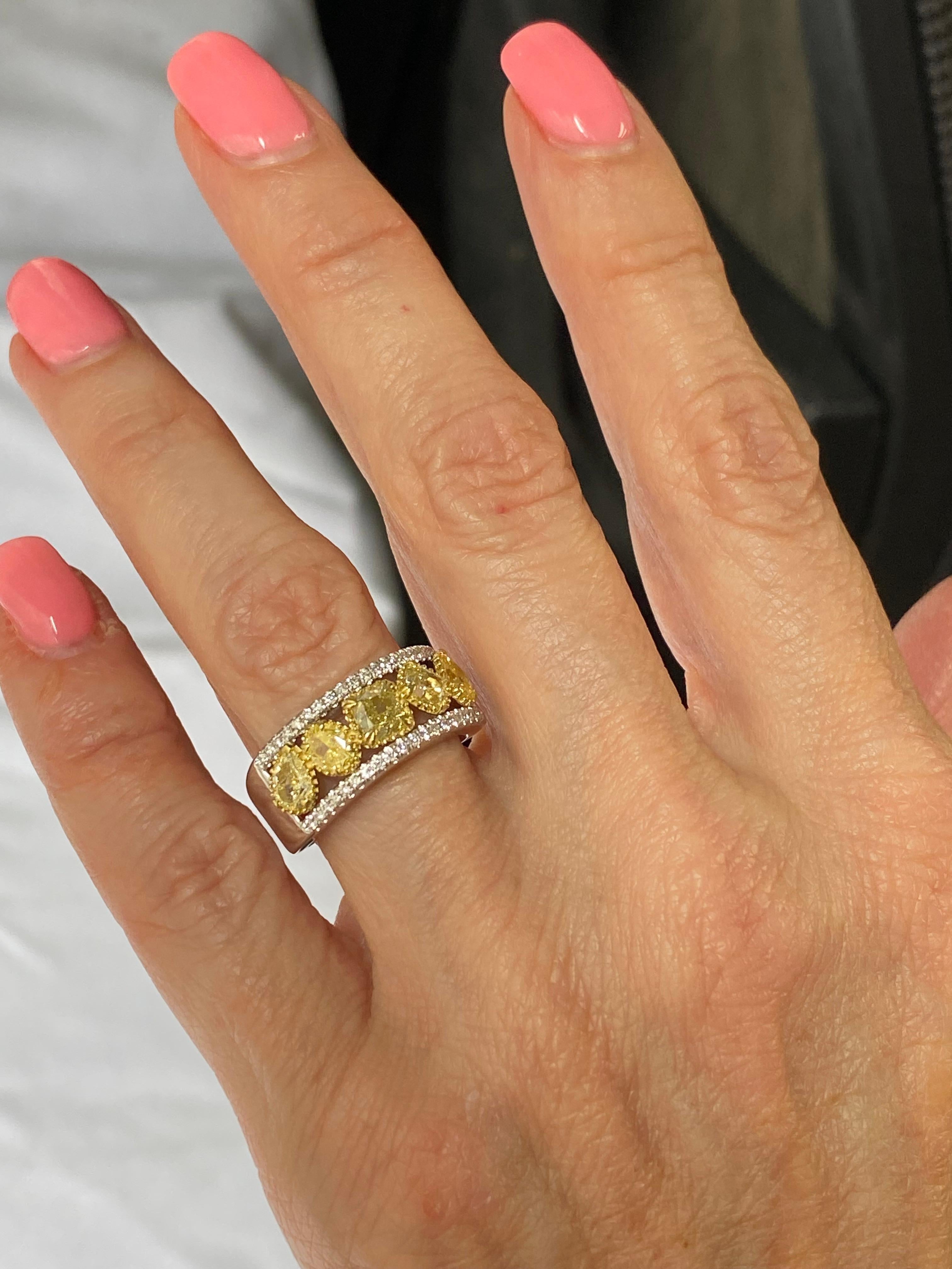 Alliance en or blanc 14 carats avec diamants jaunes multiformes de 2,14 carats Pour femmes en vente