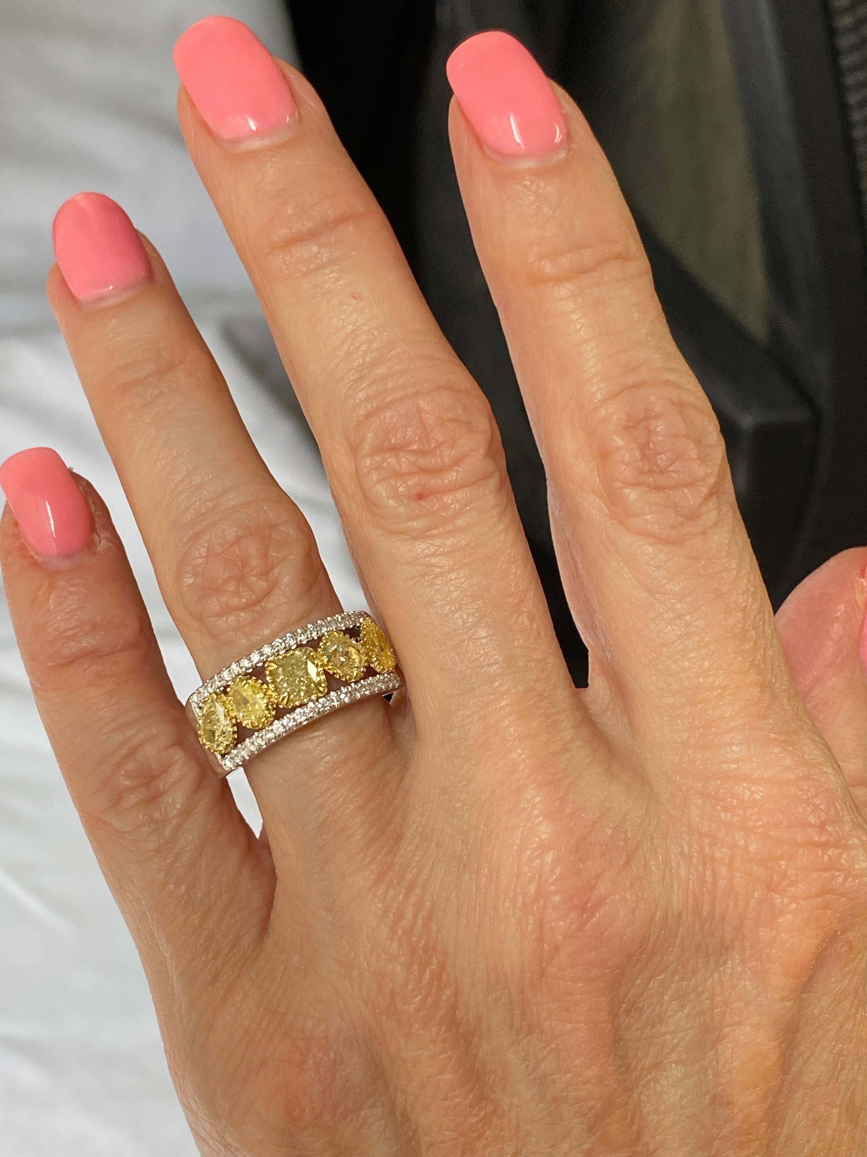 Alliance en or blanc 14 carats avec diamants jaunes multiformes de 2,14 carats en vente 1