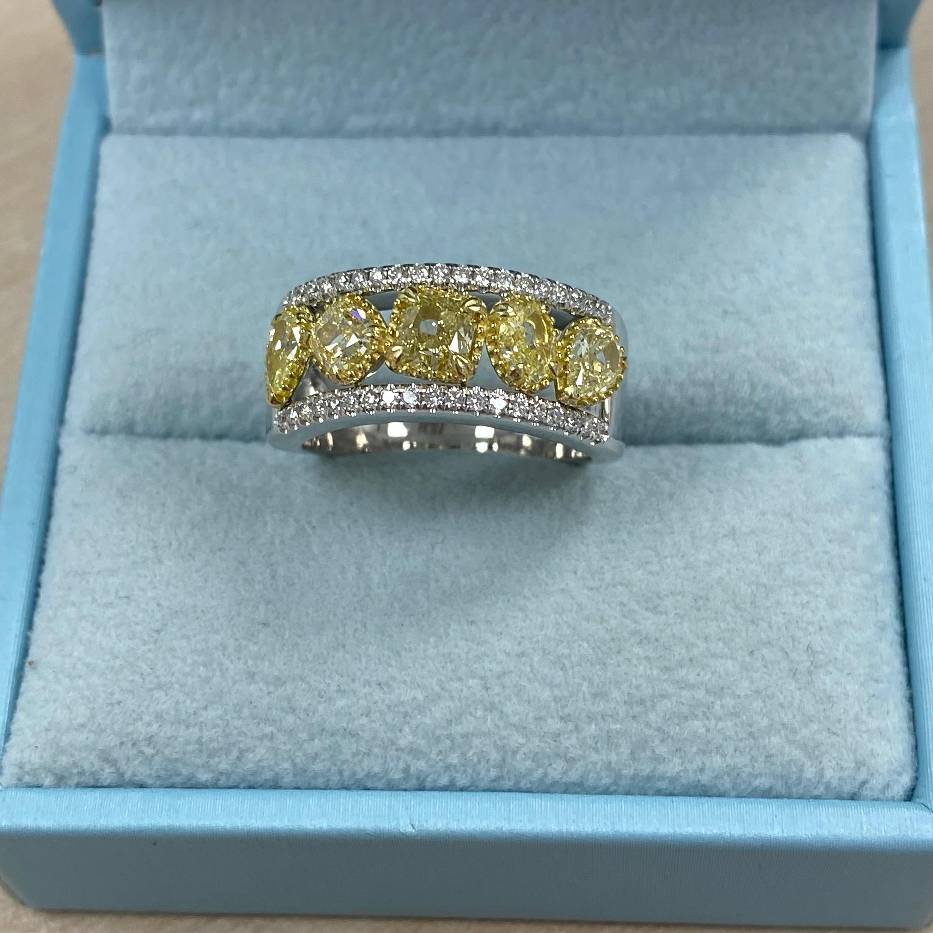 Alliance en or blanc 14 carats avec diamants jaunes multiformes de 2,14 carats en vente 2