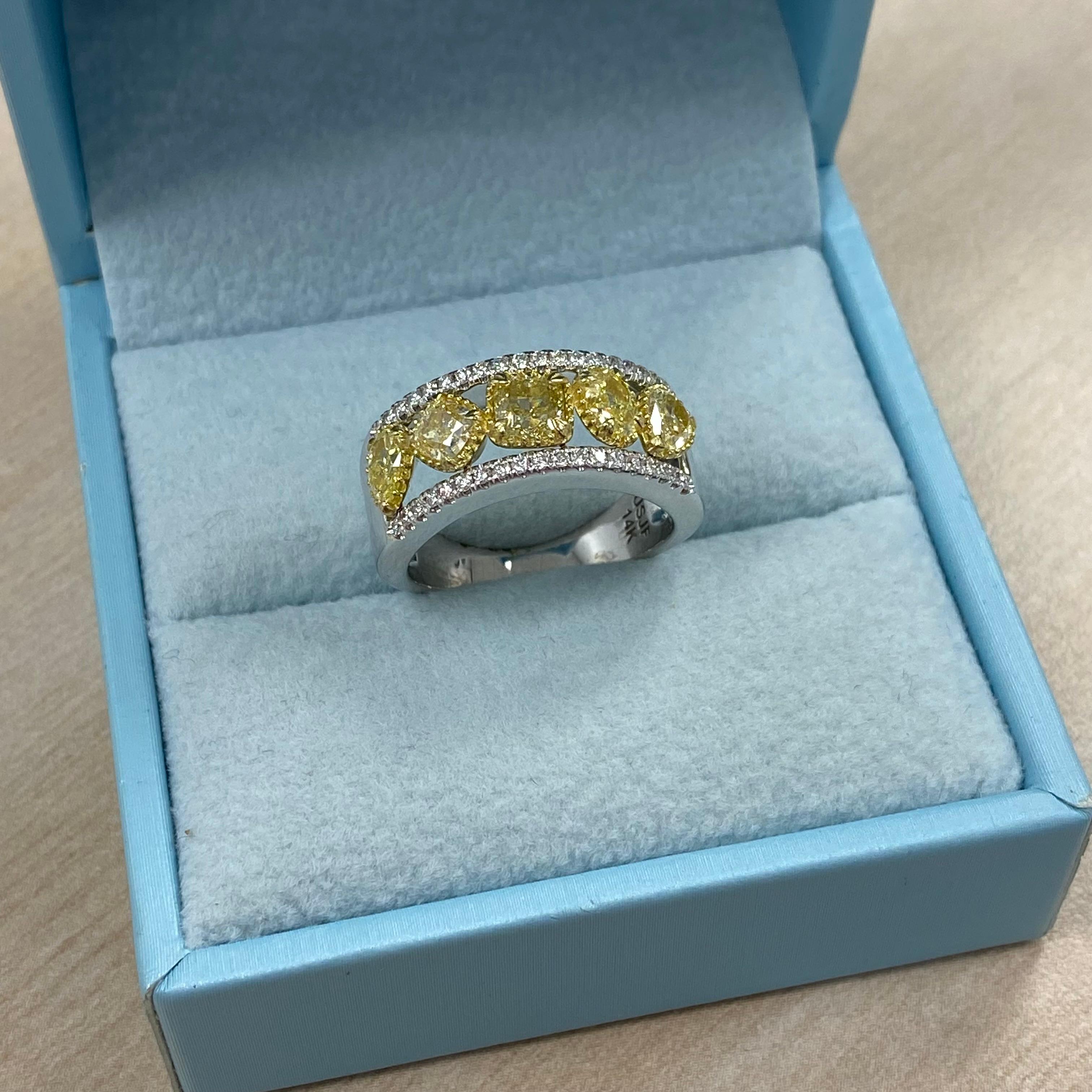Alliance en or blanc 14 carats avec diamants jaunes multiformes de 2,14 carats en vente 3