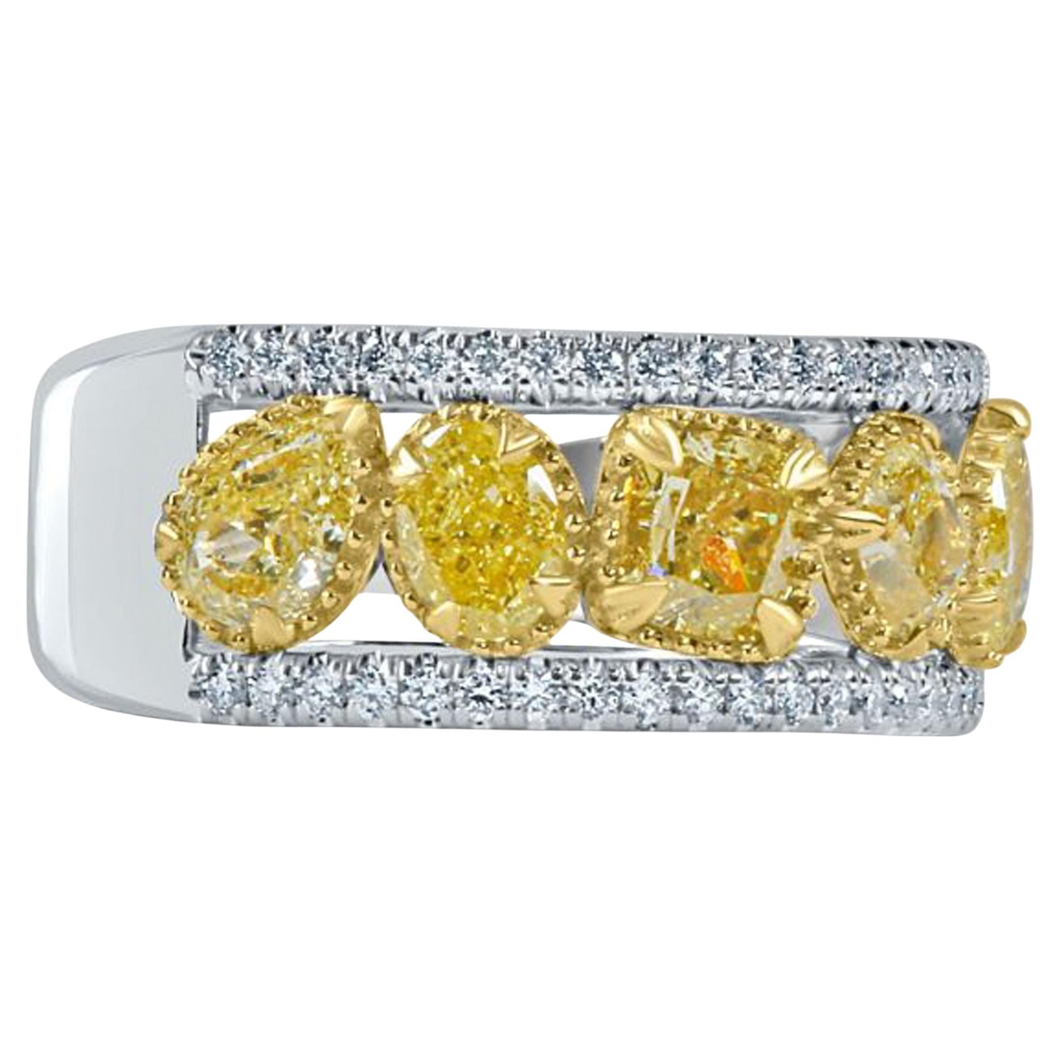 Alliance en or blanc 14 carats avec diamants jaunes multiformes de 2,14 carats en vente