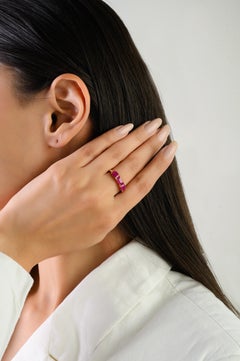 Anello a fascia con tre pietre di rubino naturale da 2,14 carati per lei in oro giallo massiccio 18 carati