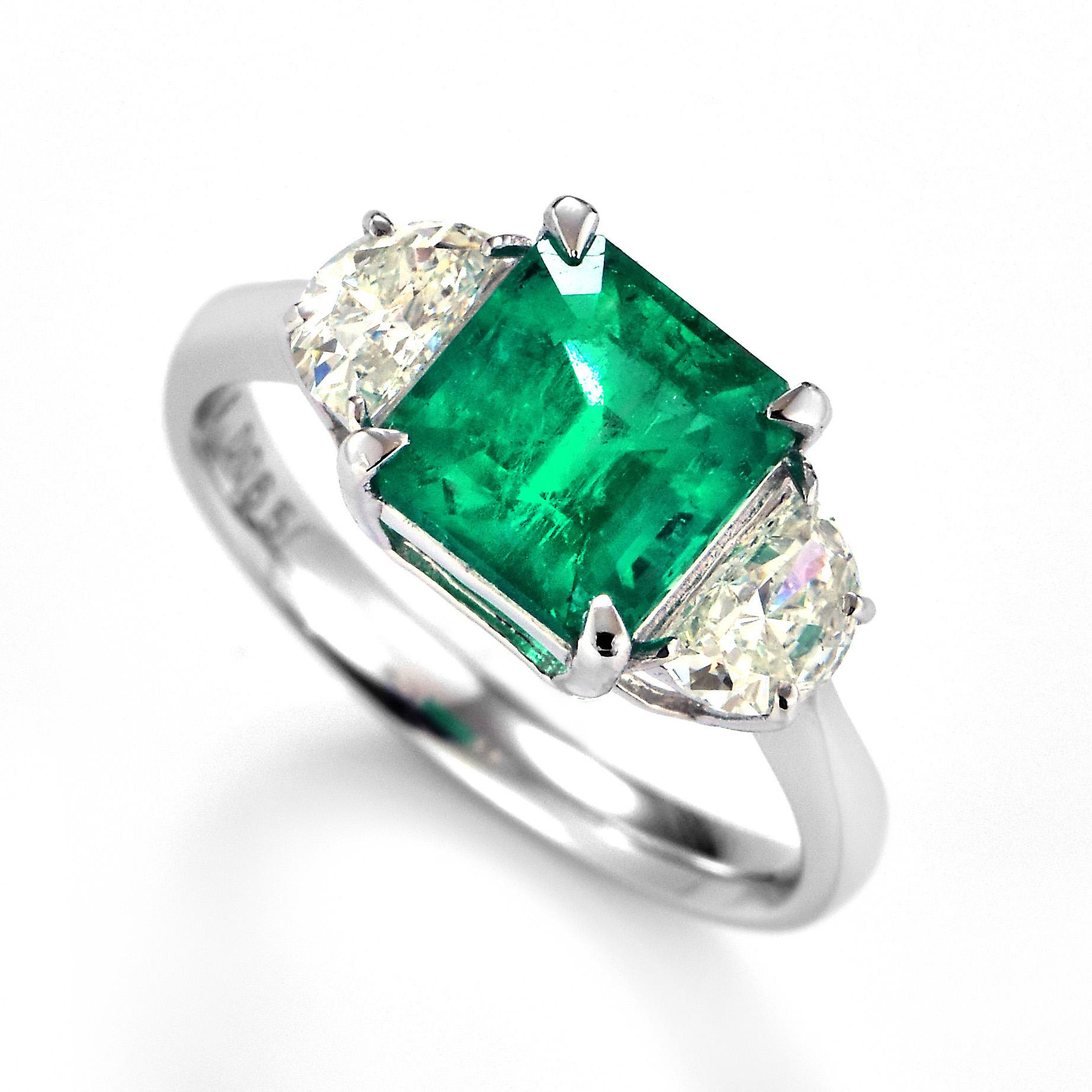 Impresionante anillo con una Esmeralda Natural de 2,14 Quilates y 0,65 Quilates de Acentos de Diamantes engastados en Platino. El verde de la esmeralda se admira desde hace miles de años. Las esmeraldas siempre se han asociado con los paisajes más