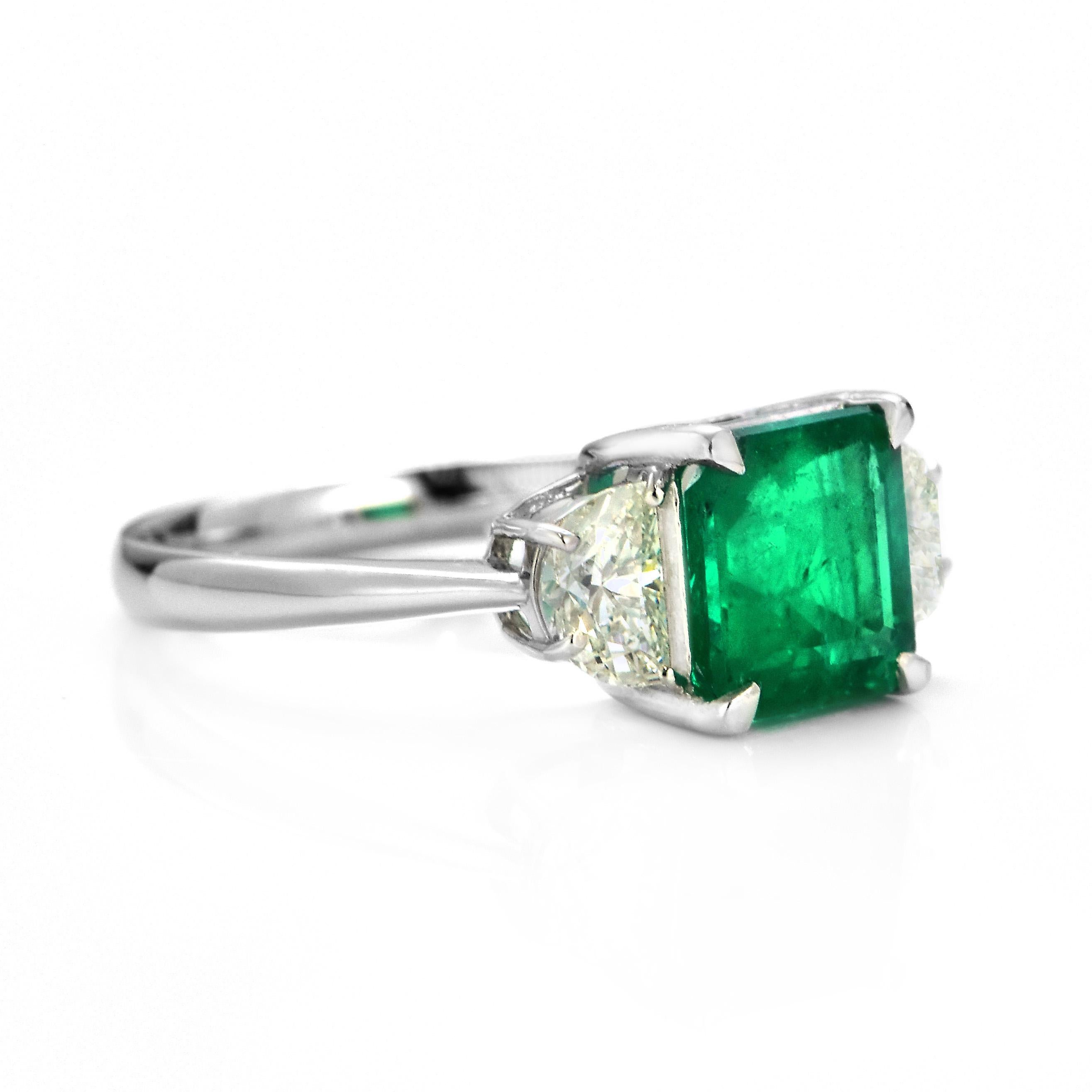 Anillo de diamantes y esmeralda colombiana verde vivo natural de 2,14 quilates fabricado en platino Corte esmeralda en venta