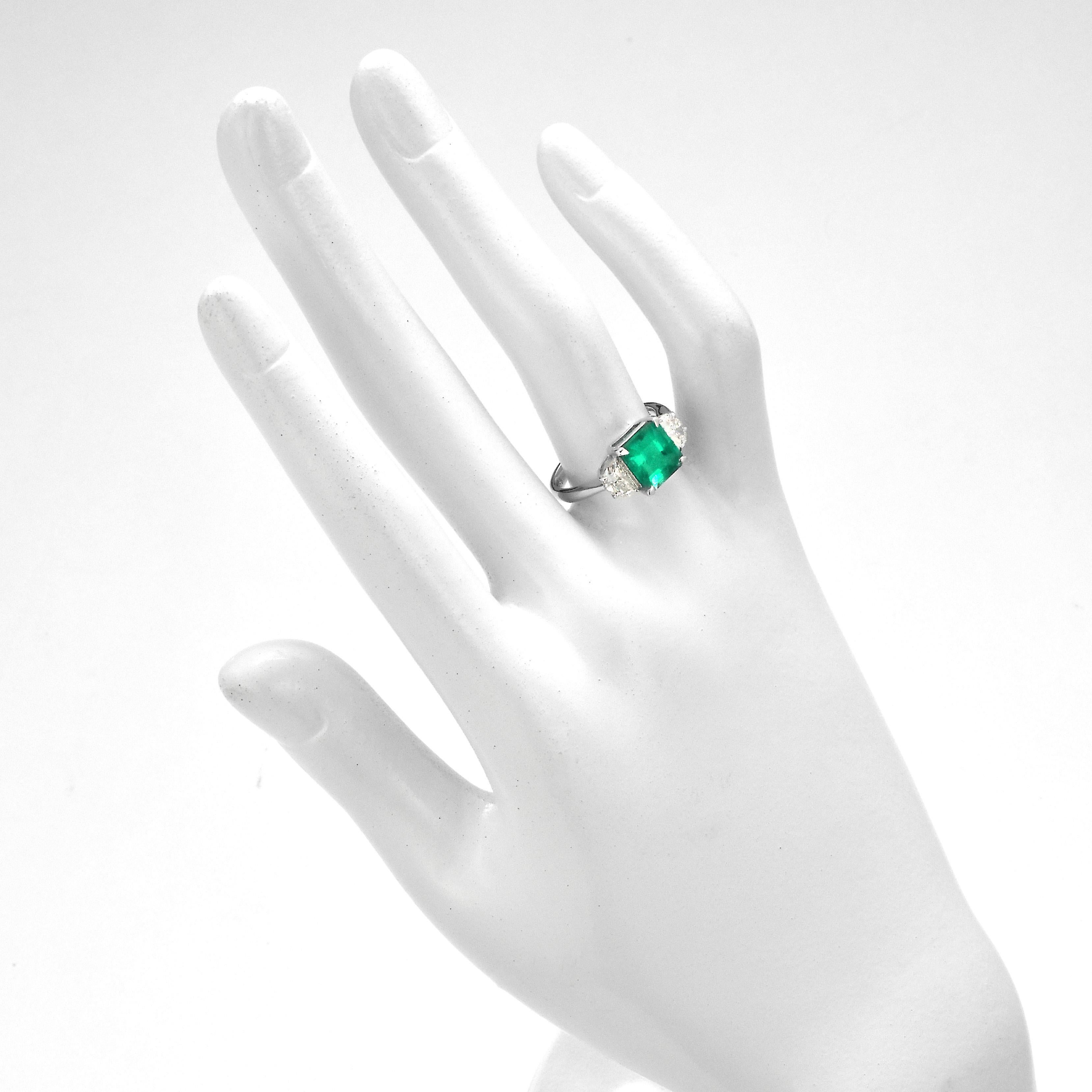 Anillo de diamantes y esmeralda colombiana verde vivo natural de 2,14 quilates fabricado en platino en Nuevo estado para la venta en Tokyo, JP