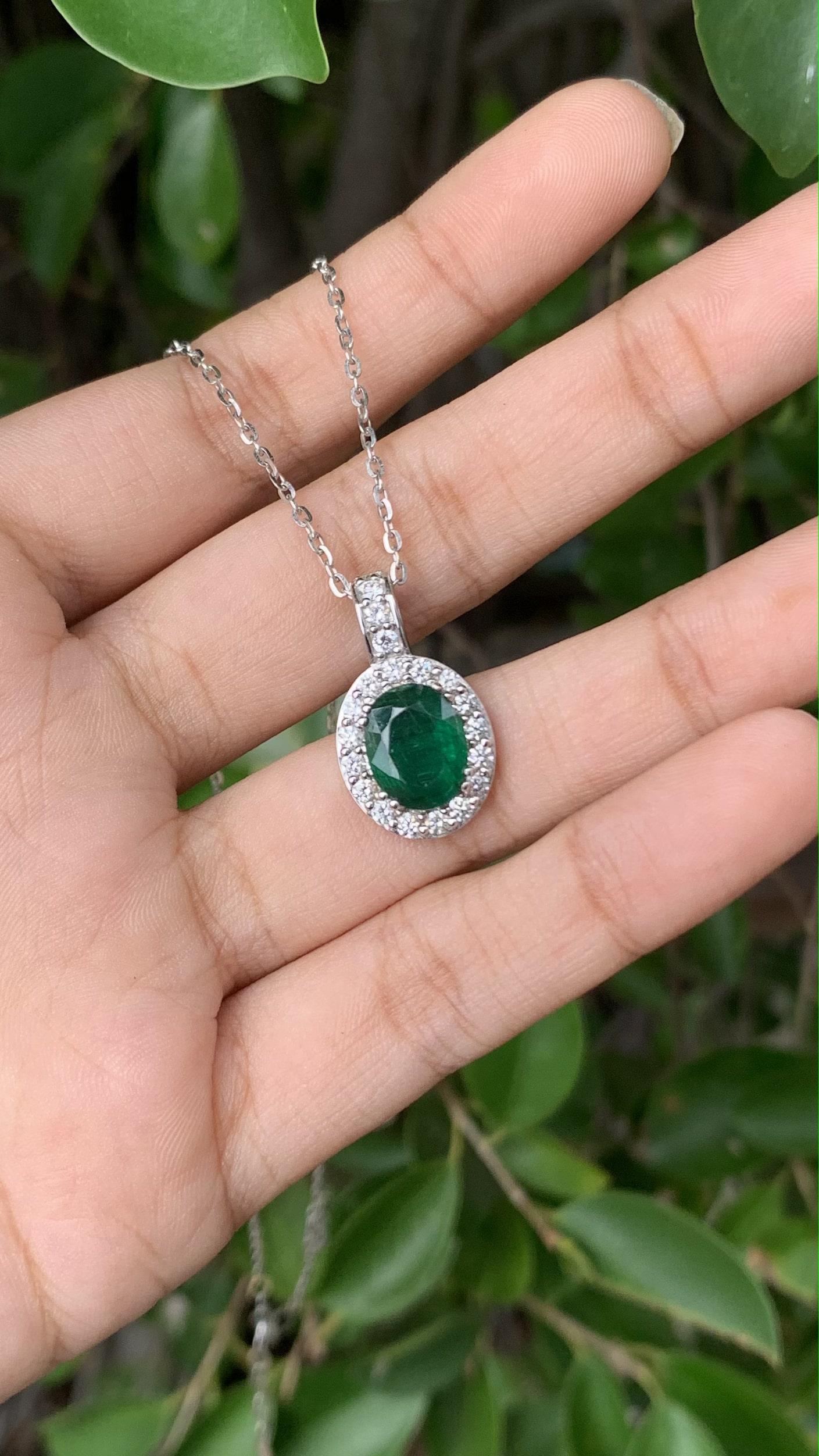 2.14 Ct Zambian Emerald Pendant with Halo Diamonds in 18K Gold In New Condition In Bangkok, TH