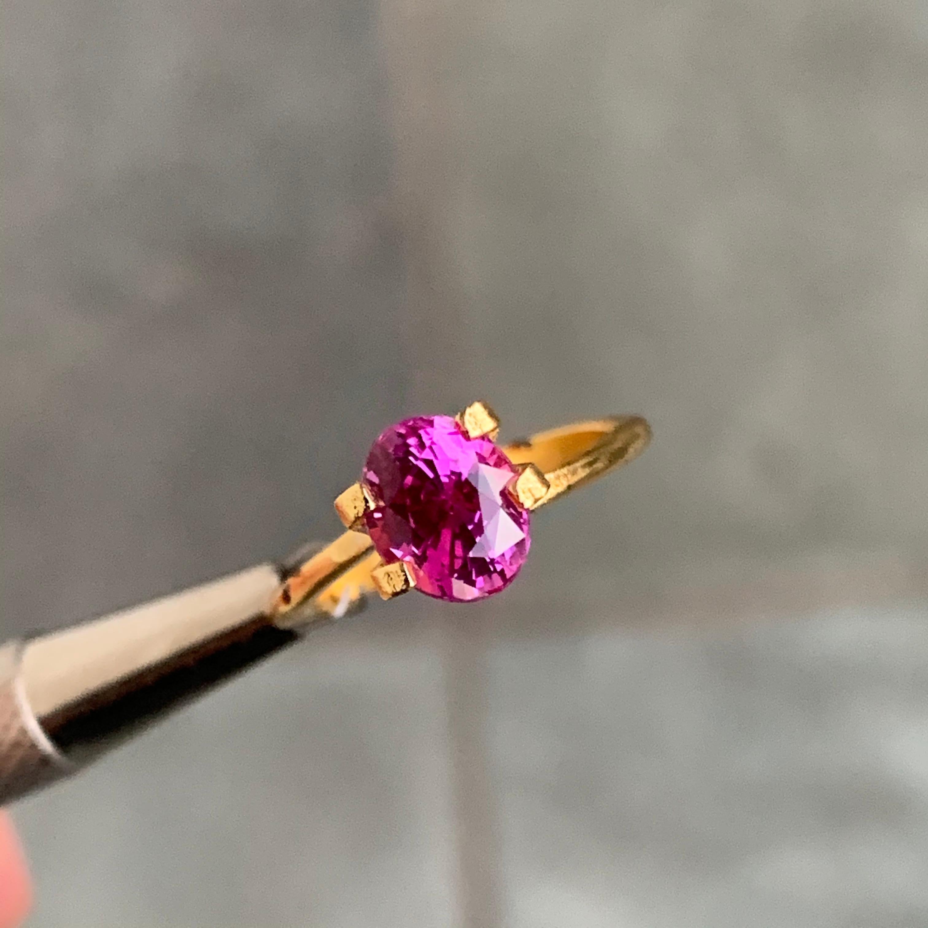 Modern 2.14 Carat Oval Pink Sapphire Loose Gemstone For Sale