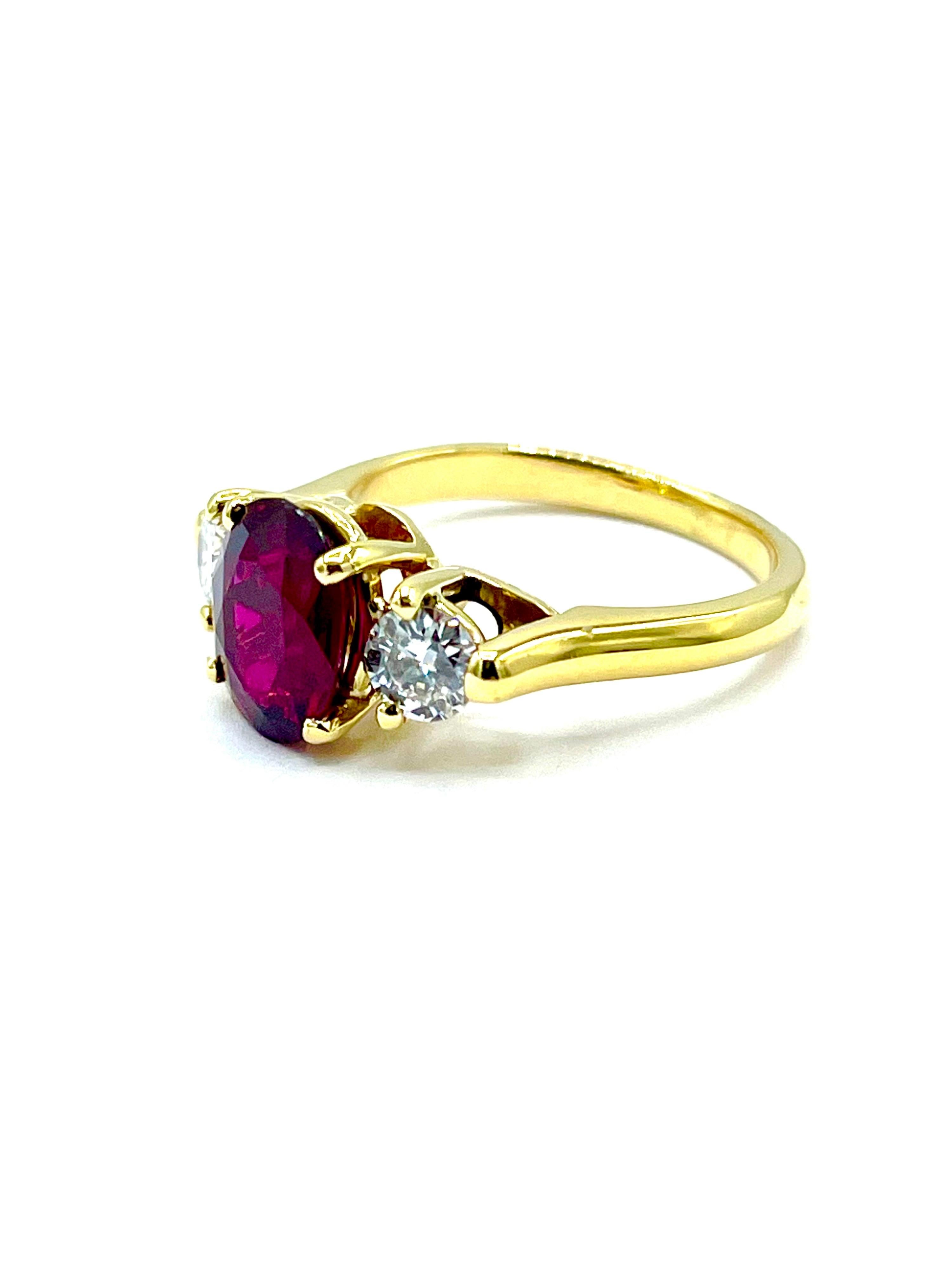 Taille ovale Bague en or 18 carats avec rubis ovale de 2,14 carats et diamants ronds brillants en vente