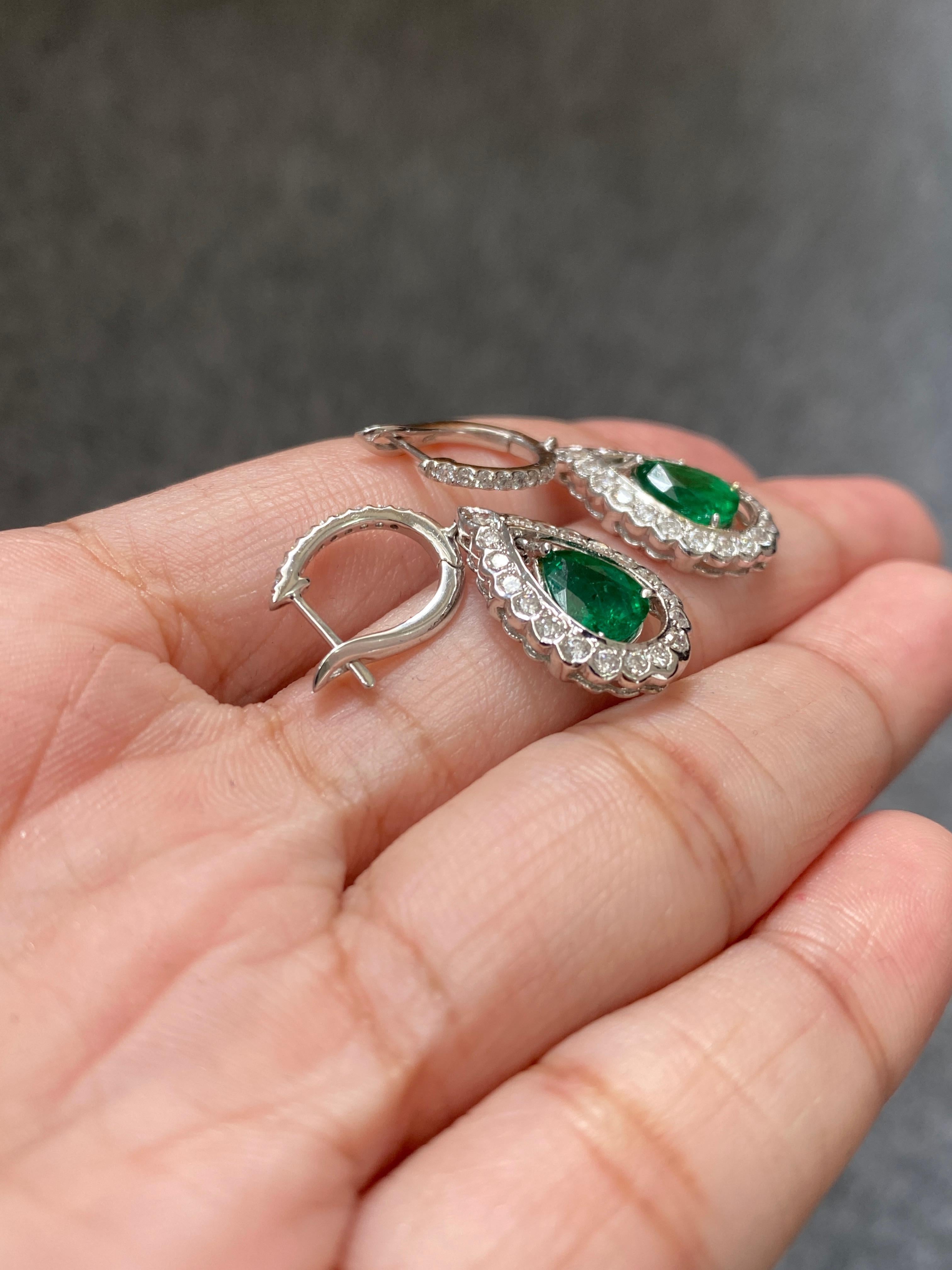 2.14 Carat Pear Shape Emerald and Diamond Dangling Earring In New Condition For Sale In Bangkok, Thailand