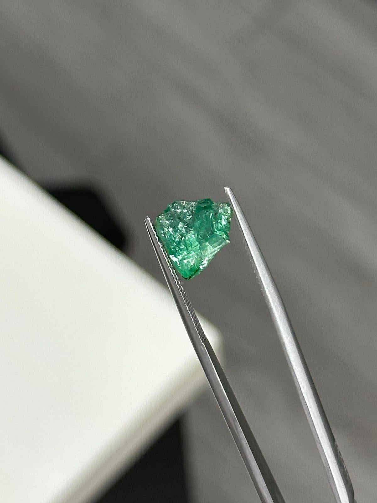 Uno splendido pezzo di smeraldo grezzo da 2,14 carati, di una splendida tonalità di verde vivo e proveniente dallo Zambia. È completamente naturale e di buona qualità.

Lo smeraldo verde ha subito solo un piccolo trattamento con olio.

Gli smeraldi