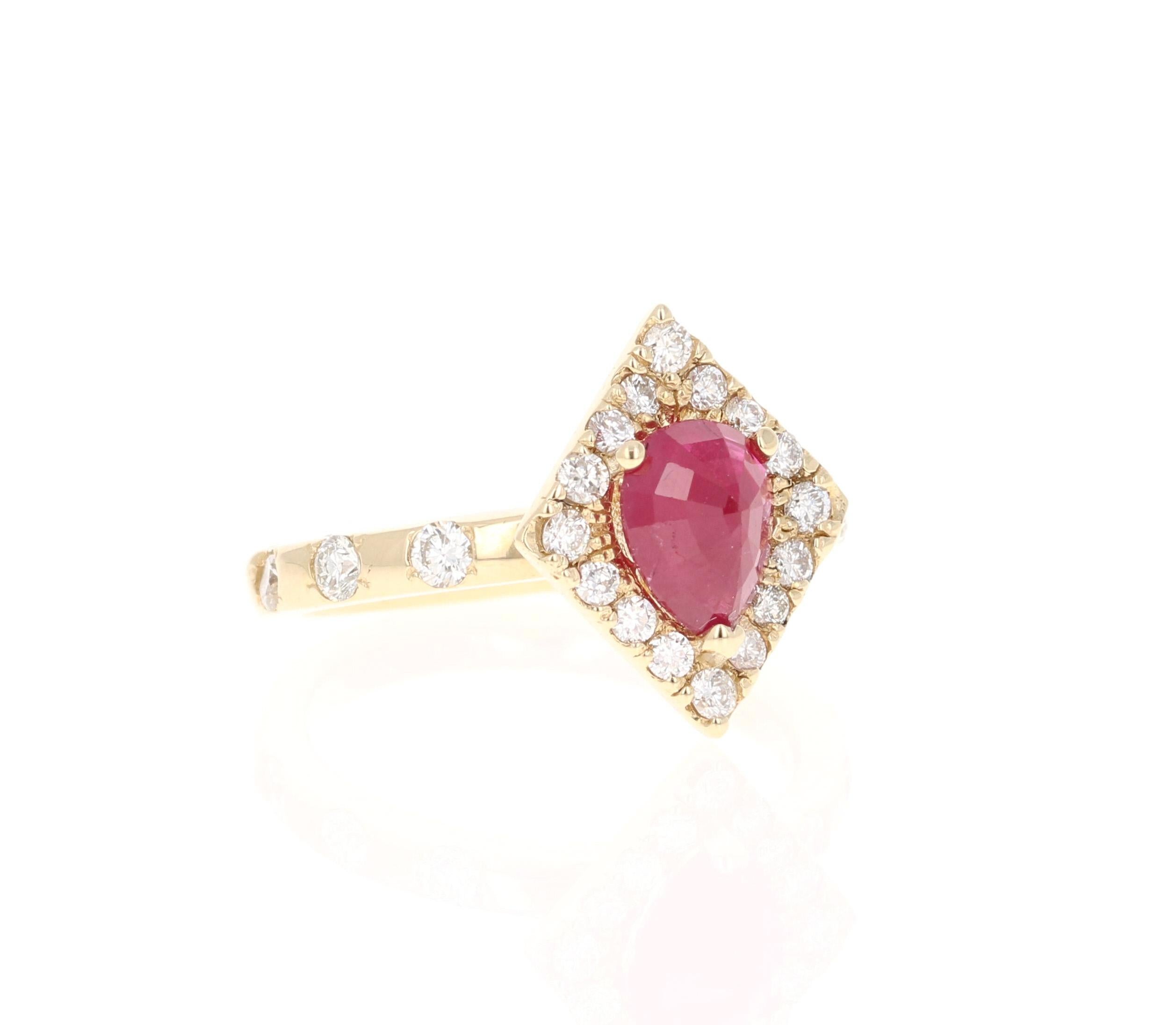 Dieser Ring ist wirklich eine Schönheit und kann leicht in einen einzigartigen Verlobungs- oder Brautring verwandelt werden!
Ein Rubin im Birnenschliff wiegt 1,47 Karat und ist von 22 Diamanten im Rundschliff umgeben, die 0,67 Karat wiegen. Die