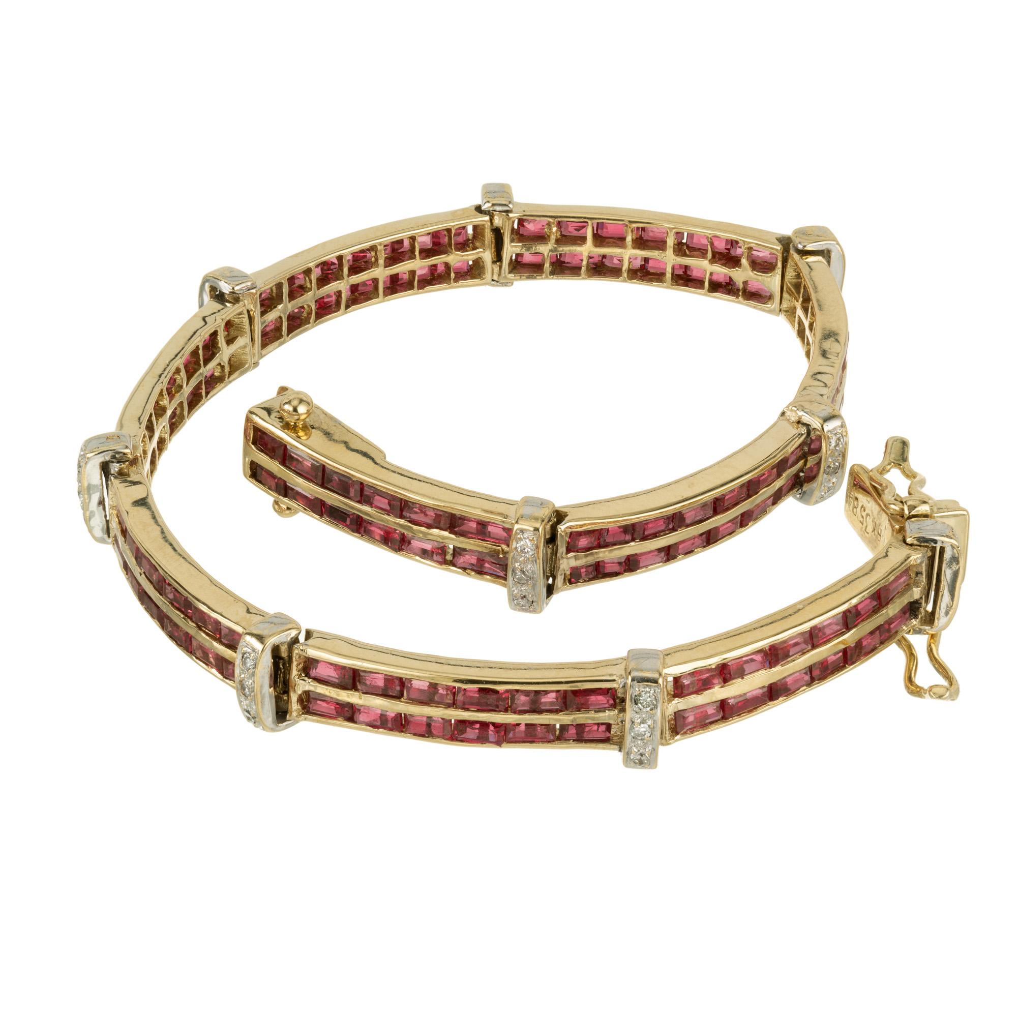 Bracelet en or jaune 14k avec rubis et diamants. Une double rangée de baguettes de rubis est sertie dans un maillon avec une barre transversale de diamants ronds sertis en pavé en or blanc séparant les maillons et sécurisée par deux fermetures de