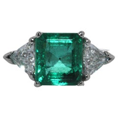 2.14 Carat Square Cut Emerald  Bague de mode en platine et diamants