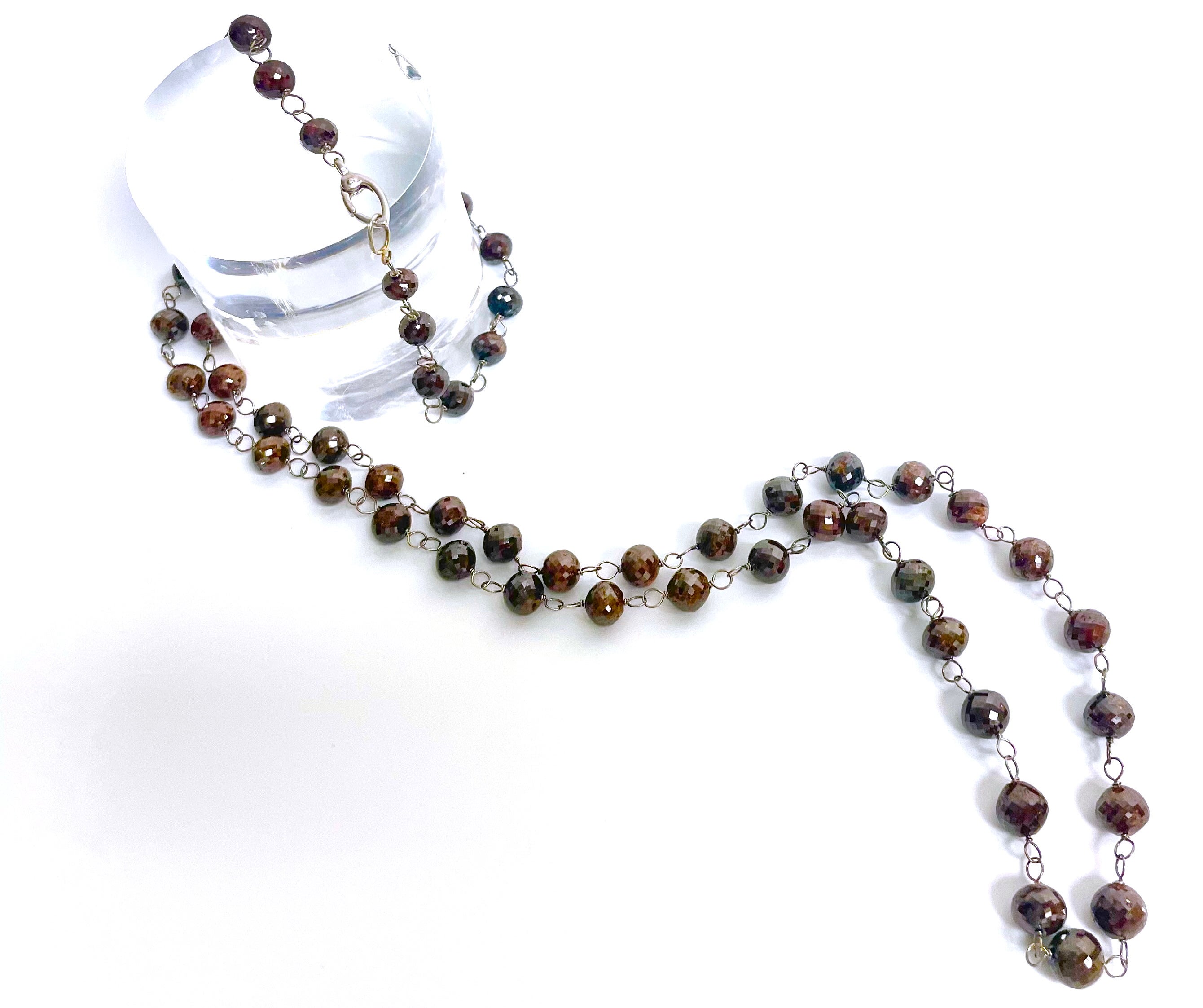 Beschreibung
Elegantes, schickes, beeindruckendes Collier mit 214 Karat braunen undurchsichtigen Diamanten.
Artikel # N3321

MATERIALIEN und Gewicht
Braune Diamanten, 6,5 bis 8,5 mm, facettiert, rund, 214 Karat.
14 Karat Weißgold mit