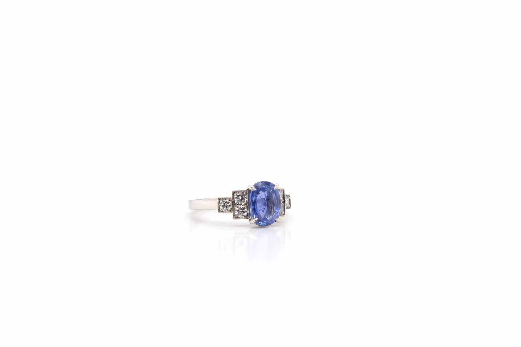 Art Deco 2.14 carats ceylon sapphire ring with brilliant cut diamonds