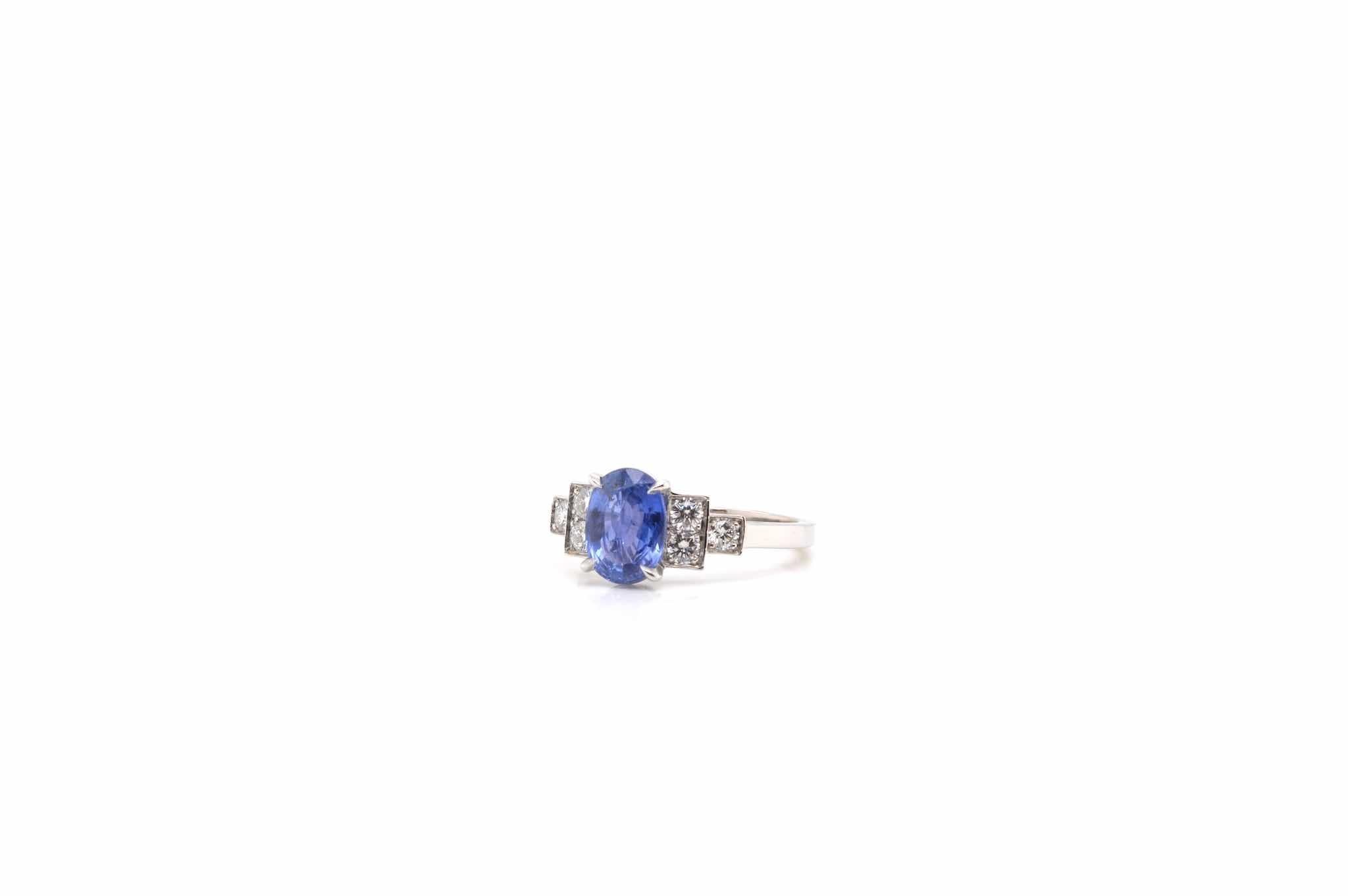 Oval Cut 2.14 carats ceylon sapphire ring with brilliant cut diamonds