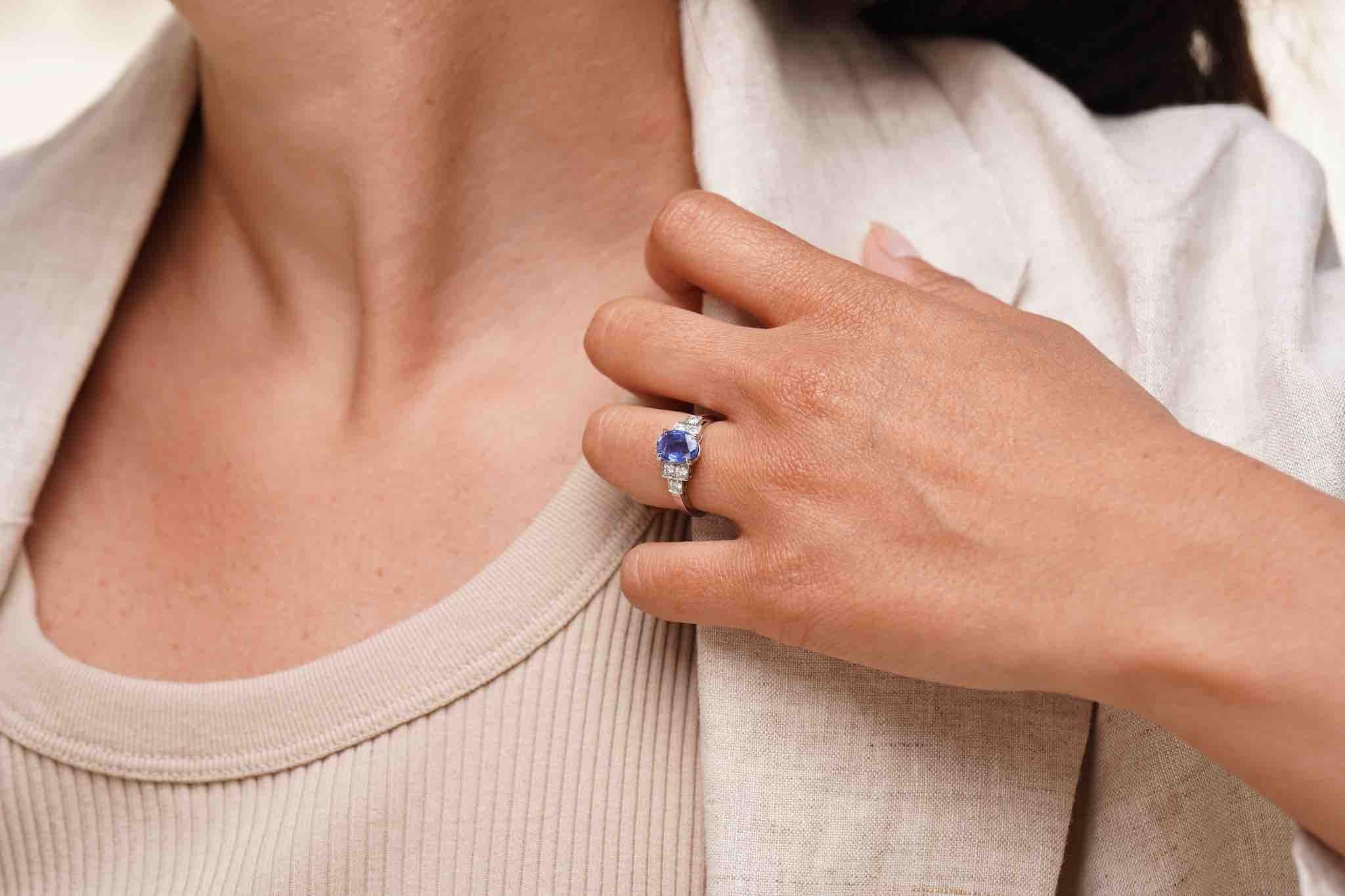 Women's or Men's 2.14 carats ceylon sapphire ring with brilliant cut diamonds