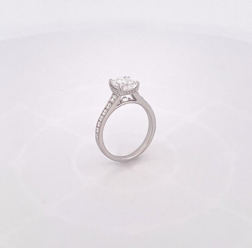 Dieser Ring aus 18 Karat Weißgold aus der Eiseman Collection enthält einen GIA-zertifizierten 2,14-Karat-Diamanten im Smaragdschliff mit E-Färbung und VS2-Klarheit in einer Point-of-Love-Fassung. Der Mittelstein wird durch runde Diamanten im