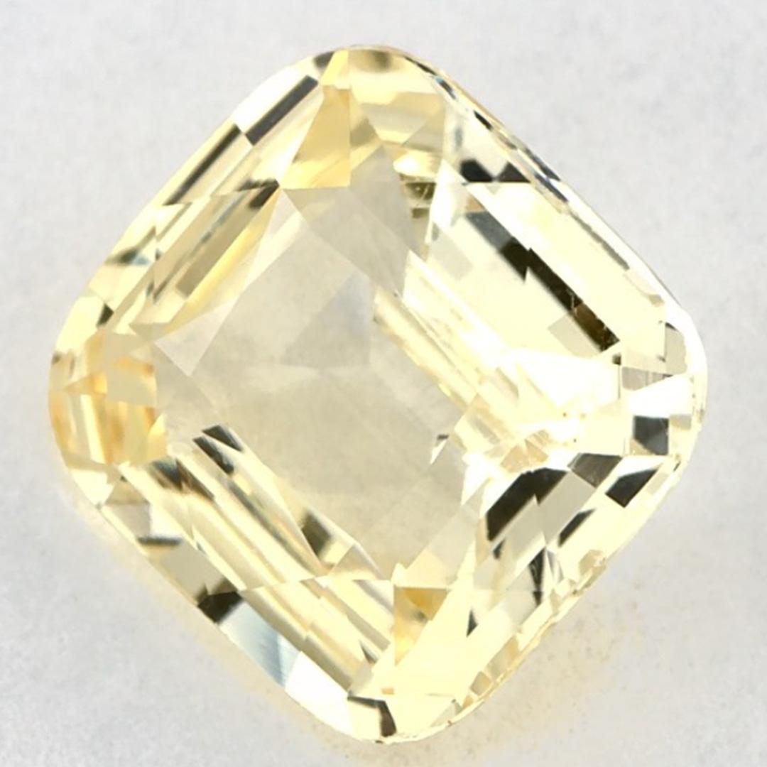 Este zafiro amarillo natural ofrece elegancia y sofisticación. Con su elegante tono de color, claridad y carácter natural, este zafiro es una elección excelente para crear joyas a medida, como anillos de compromiso, colgantes o piezas de