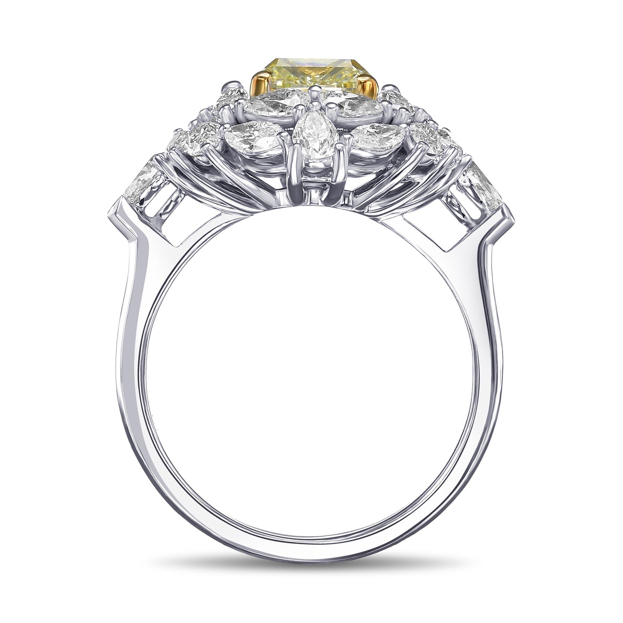 Scopri la straordinaria bellezza di questo anello con diamante a cuscino Fancy Greene & Greene Yellow, con una splendida pietra centrale da 2,14 carati certificata GIA. Circondato da un'aureola a griffe condivisa di diamanti colorati di forma mista