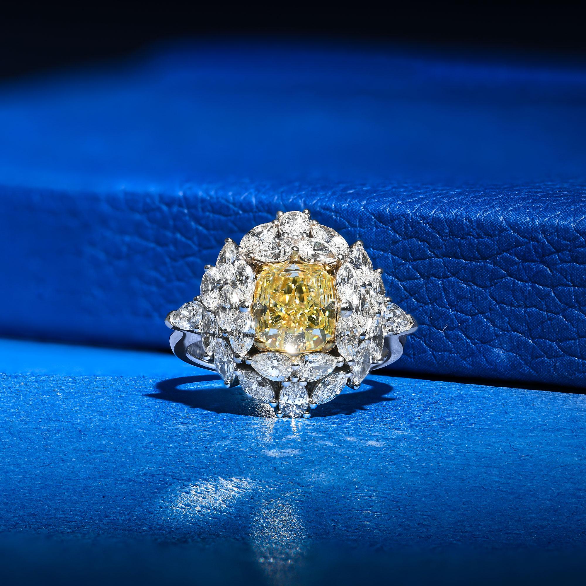 Taglio cuscino Anello con diamante a cuscino di 2,14 carati, certificato GIA, di colore giallo verde straordinario e fantasia in vendita