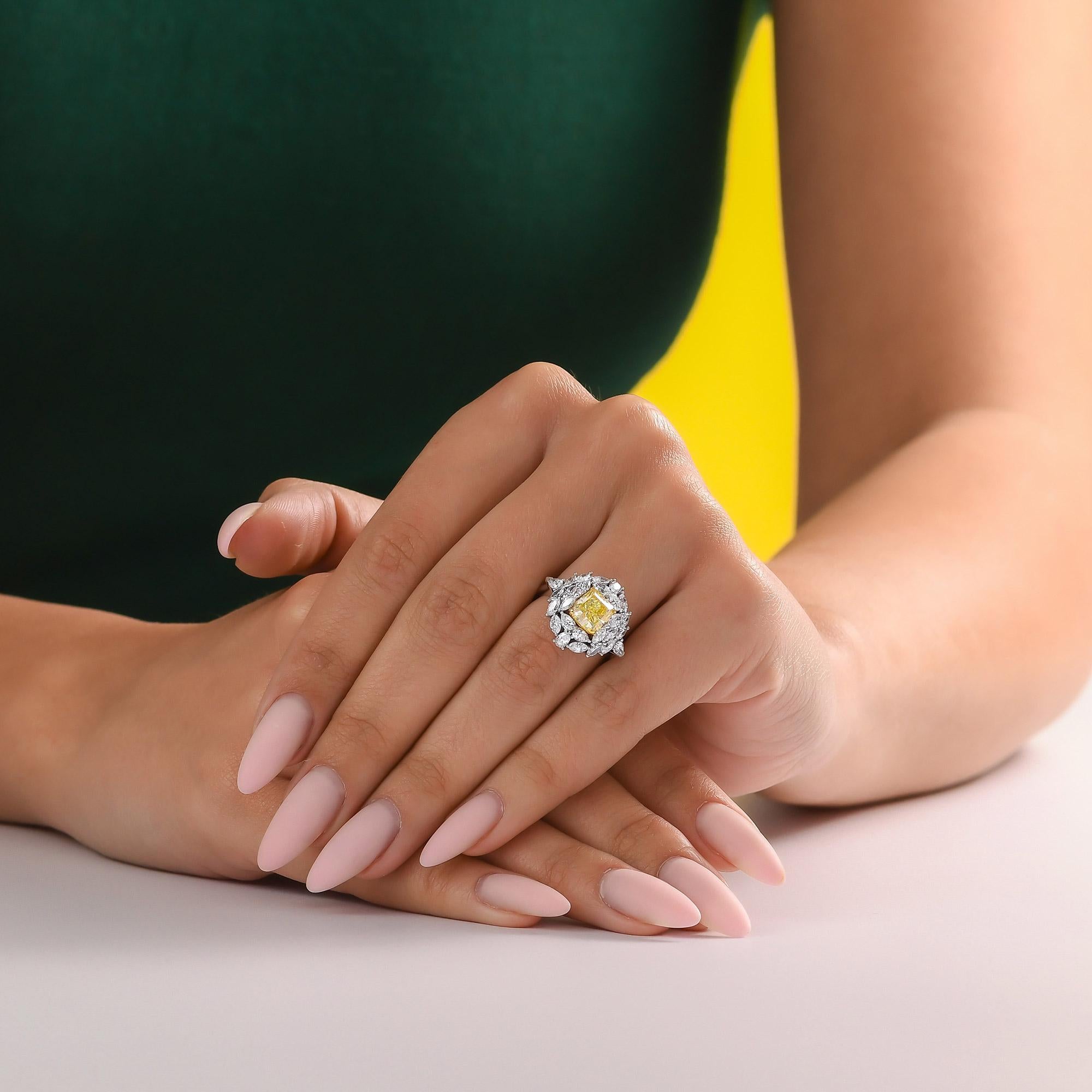Anello con diamante a cuscino di 2,14 carati, certificato GIA, di colore giallo verde straordinario e fantasia In condizioni Nuovo in vendita a New York, NY