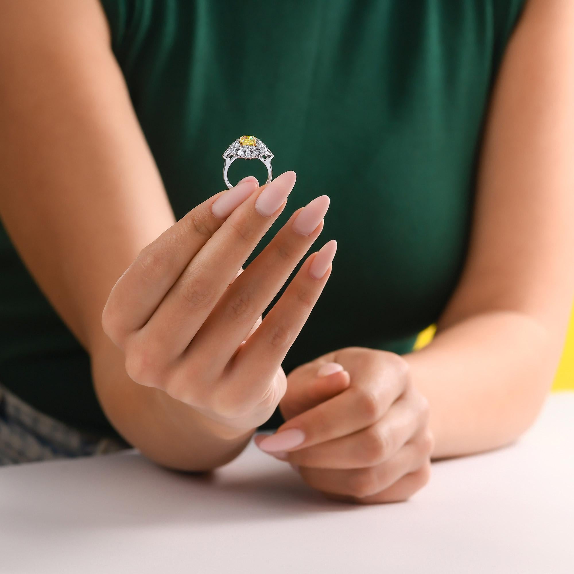 Donna Anello con diamante a cuscino di 2,14 carati, certificato GIA, di colore giallo verde straordinario e fantasia in vendita