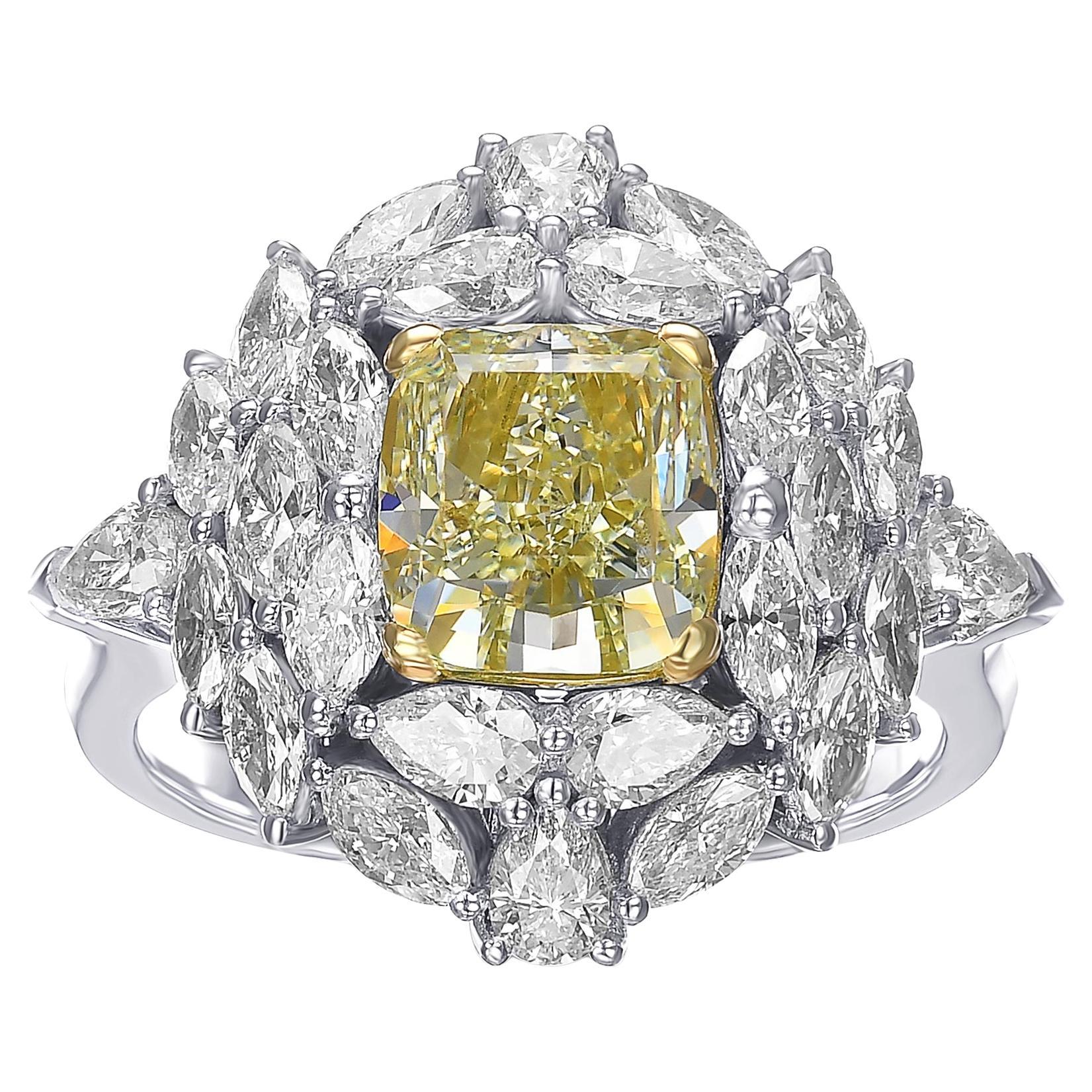 Anello con diamante a cuscino di 2,14 carati, certificato GIA, di colore giallo verde straordinario e fantasia in vendita