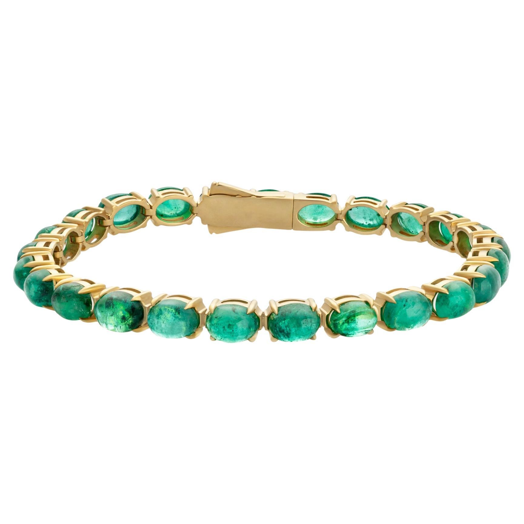 Bracelet émeraude, 21.40 carats, or jaune 14K, taille cabochon, bijoux en pierres fines. Ce luxueux bracelet de style tennis est réalisé en or jaune 14 carats et serti d'émeraudes naturelles totalisant environ 21,40 carats. Chaque segment du