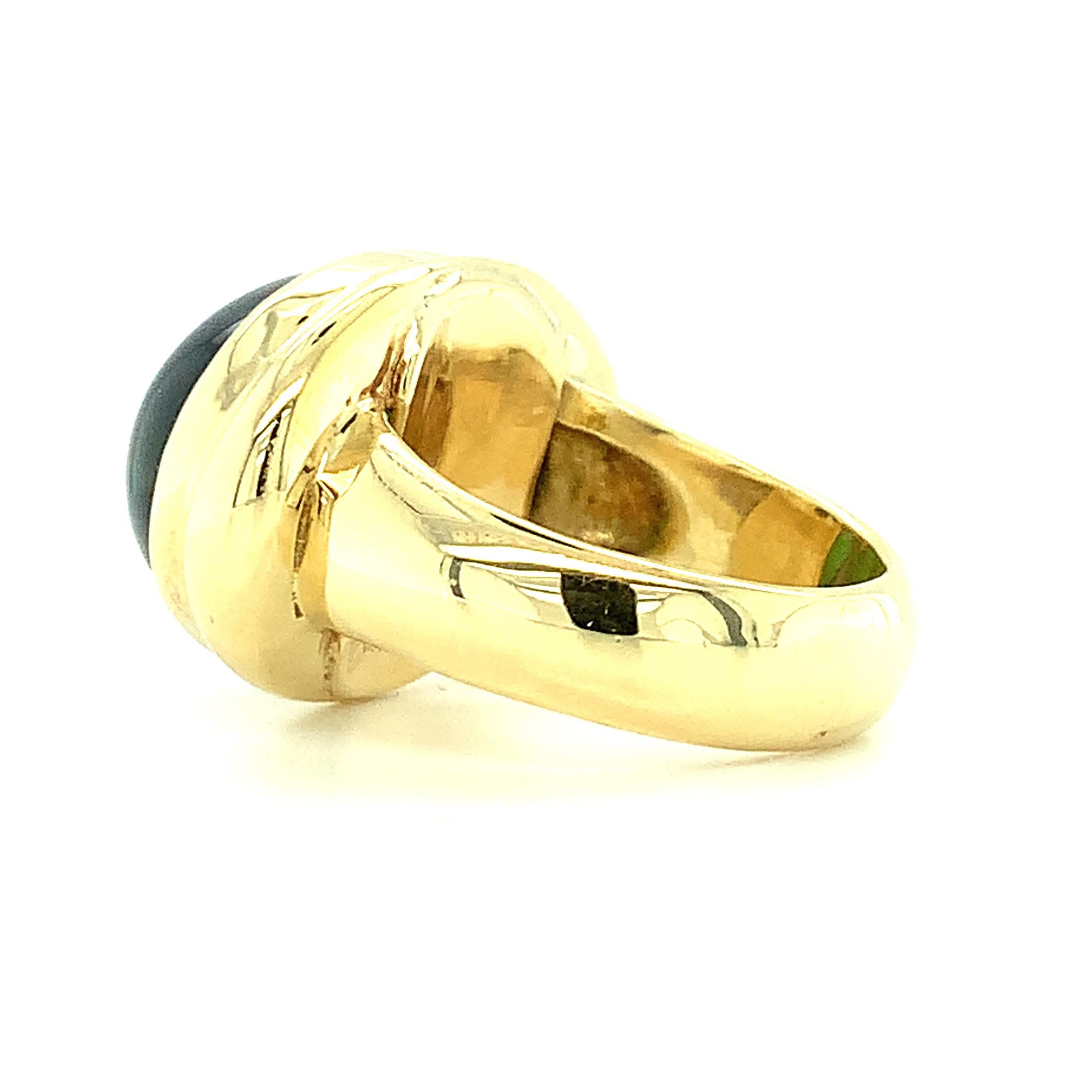 Ring aus 18 Karat Gelbgold mit grünem Turmalin, Cabochon und Lünette,  21,40 Karat  im Angebot 1