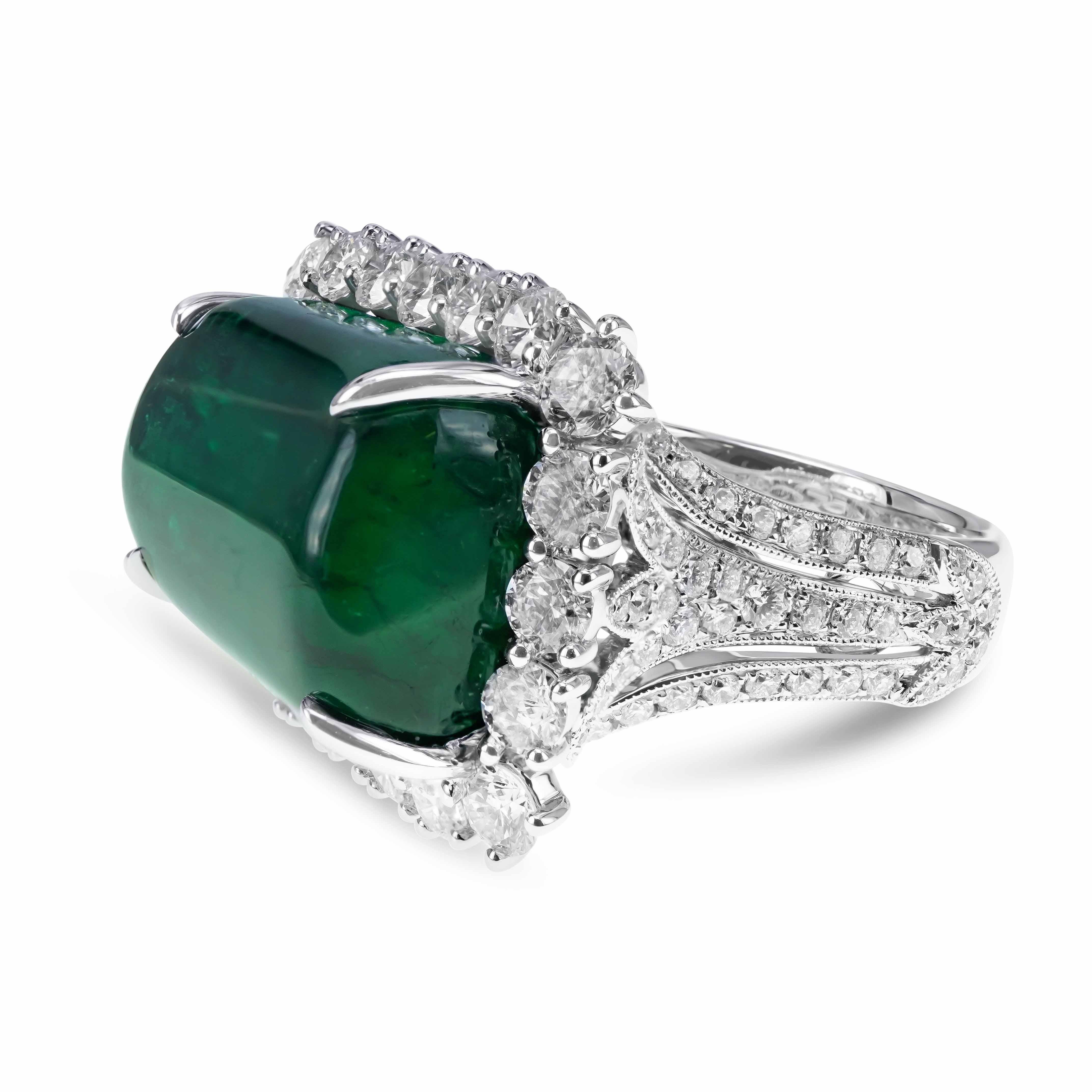 Ein 21,40 Karat großer, lebhaft grüner, trommelförmiger Smaragd ist zusammen mit einem 2,63 Karat großen, runden weißen Brillanten gefasst. Der Ring ist aus 18-karätigem Gold und wurde in Hongkong handgefertigt. Die Einzelheiten zu den Diamanten